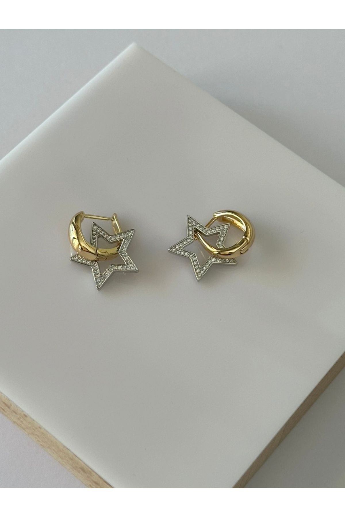 Yıldız Detaylı Zirkon Taşlı Gold Mini Halka Küpe