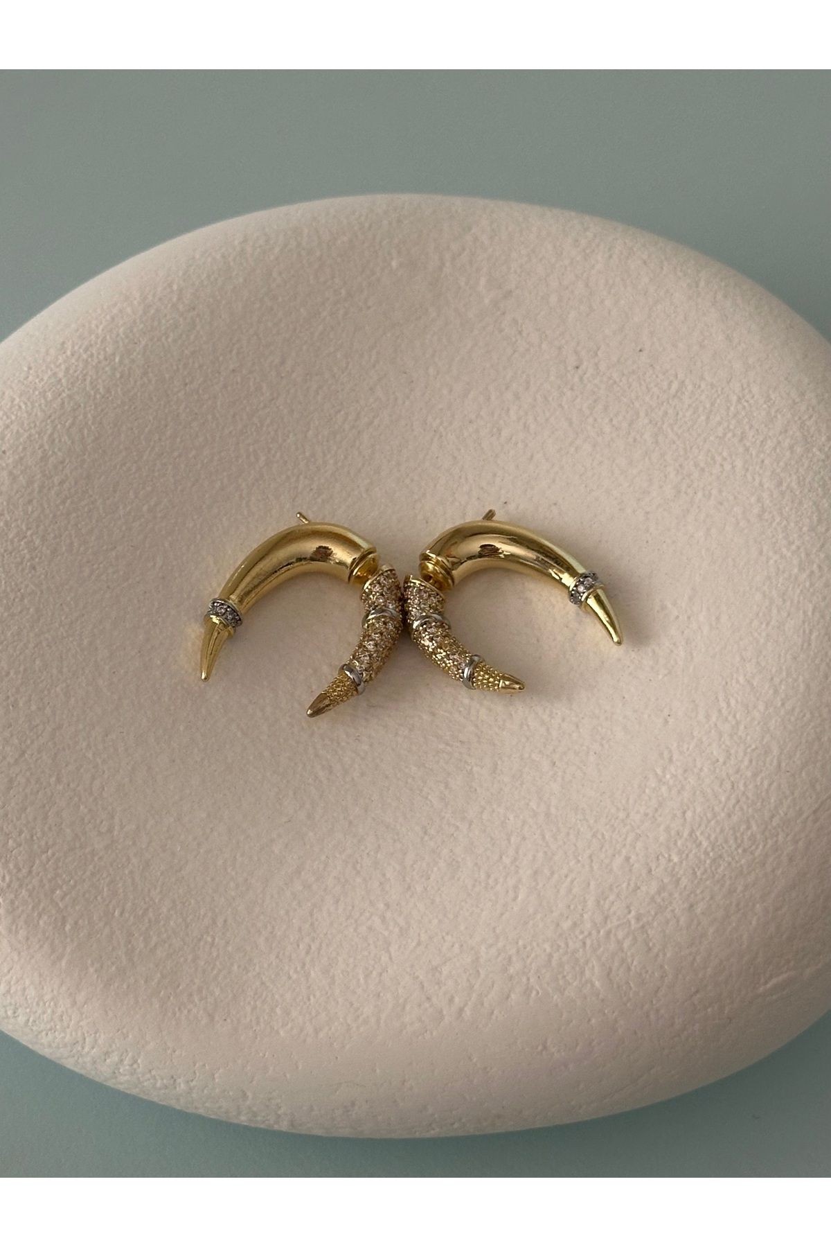 Özel Seri Çivi Detaylı  Zirkon Taşlı Gold Küpe