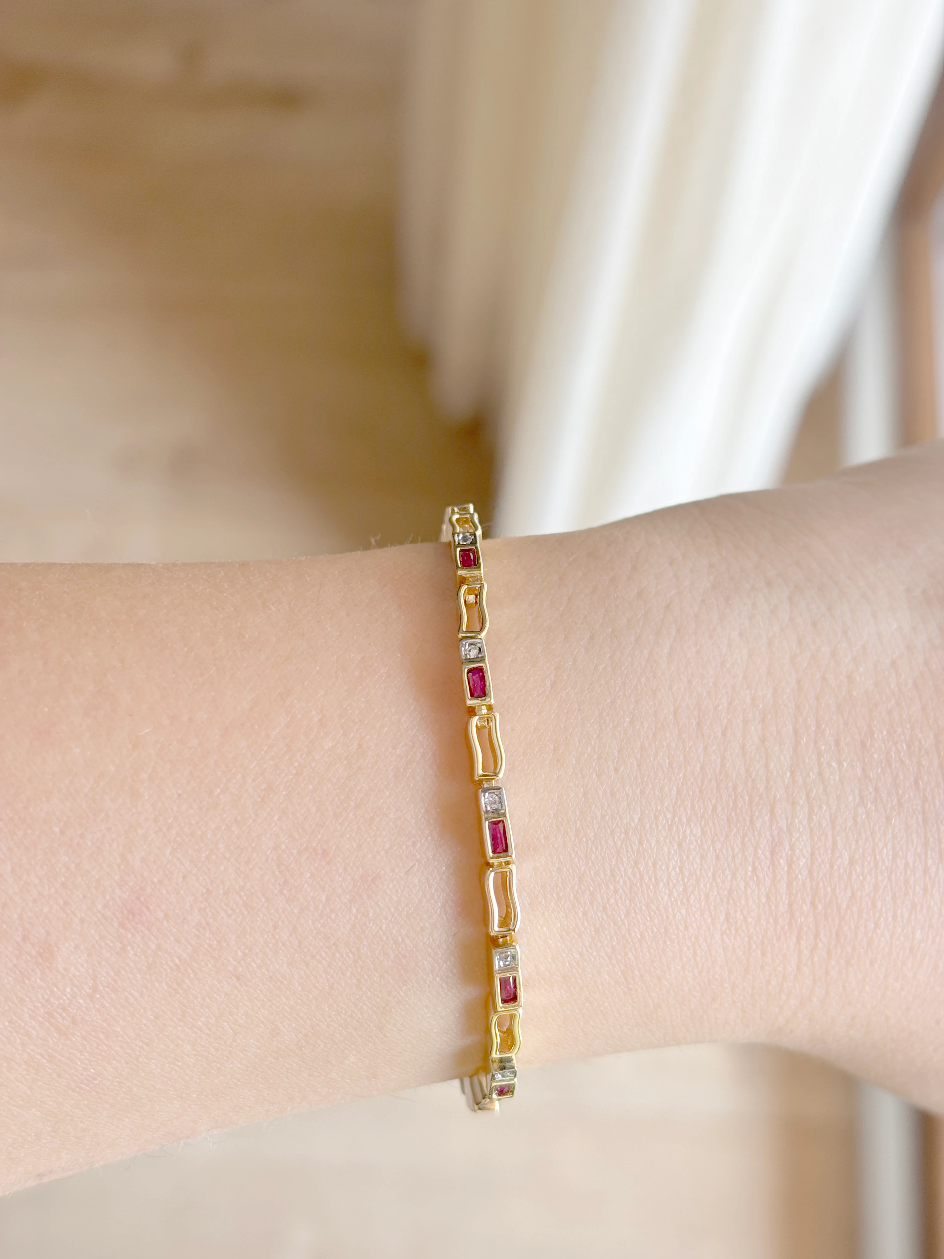 Özel Seri Gold Asimetrik Plaka Gömme Bordo ve Zirkon Taş Detaylı Bileklik