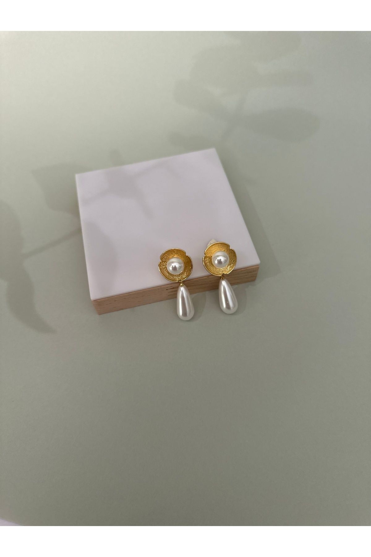Çiçek Formlu Plaka İnci Sallantılı Gold Küpe