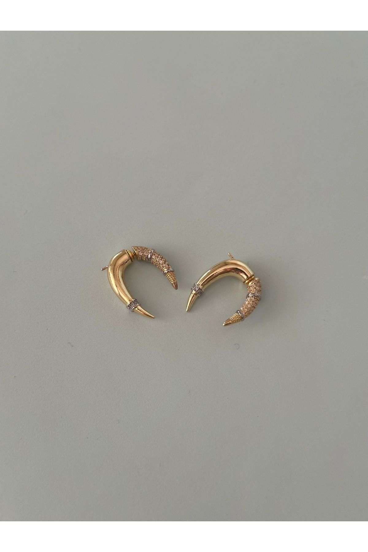 Özel Seri Çivi Detaylı  Zirkon Taşlı Gold Küpe