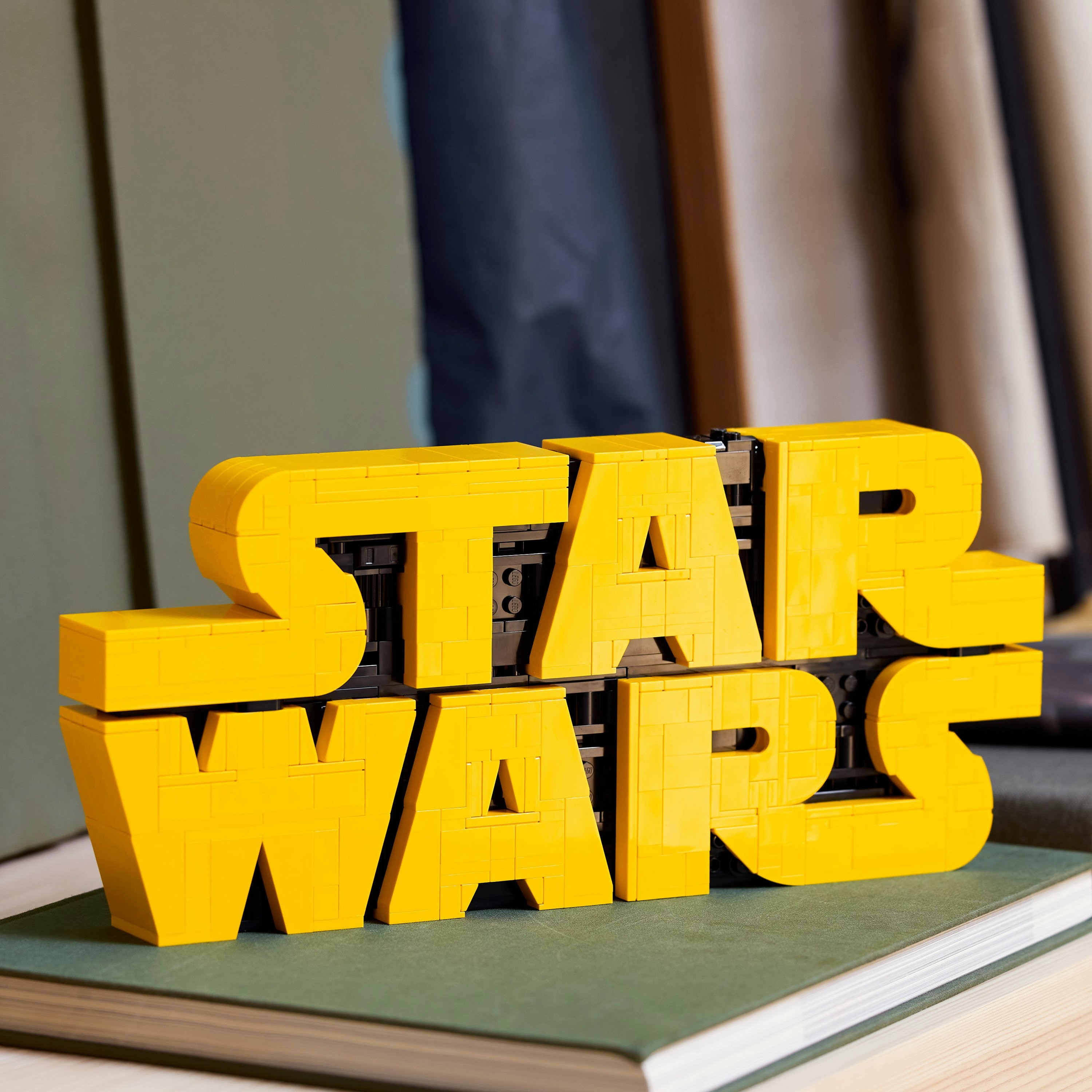 LEGO Parçalarla Yapılan Star Wars™ Logosu 75407