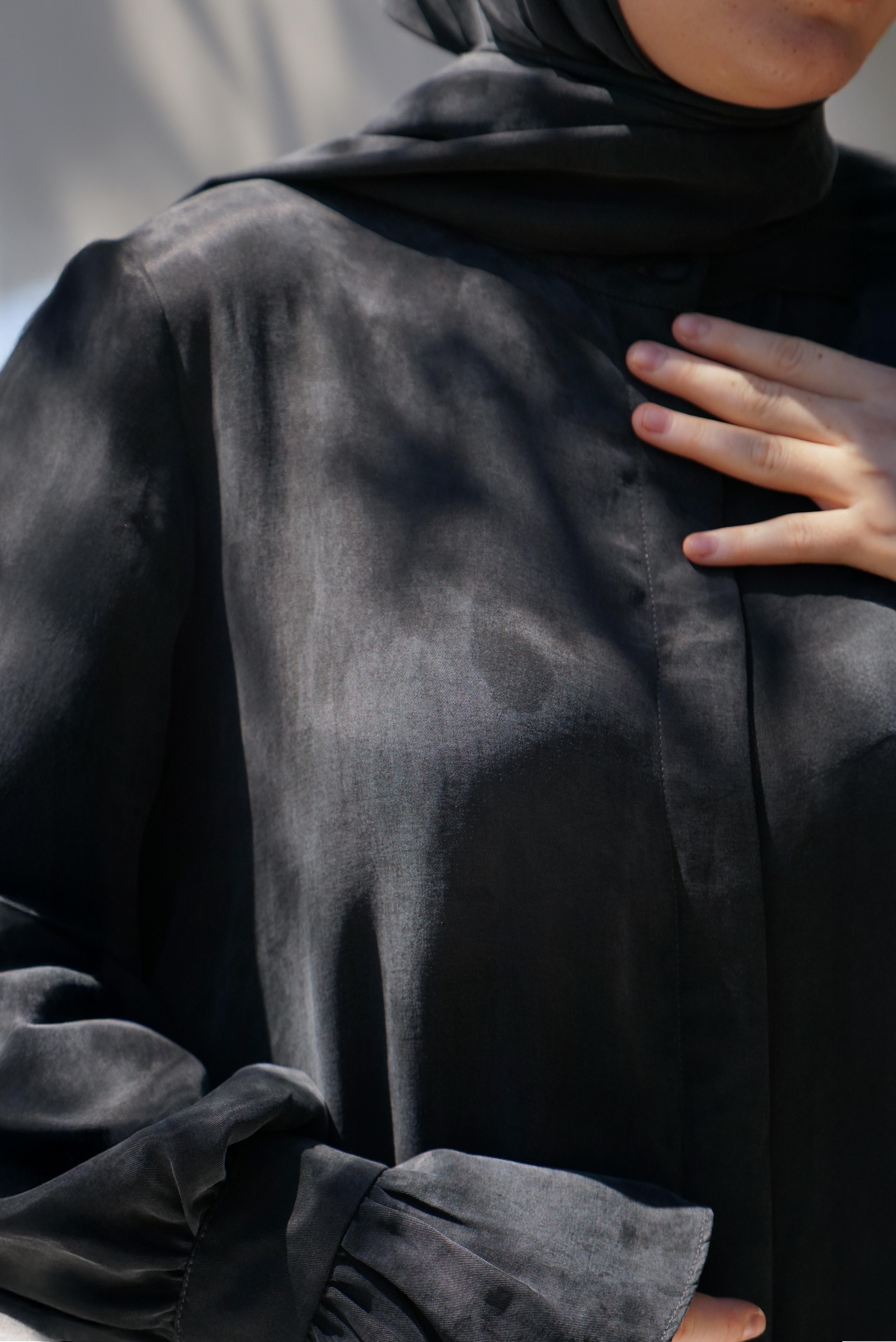 Sırt Büzgü Detaylı İpek Ferace/Abaya