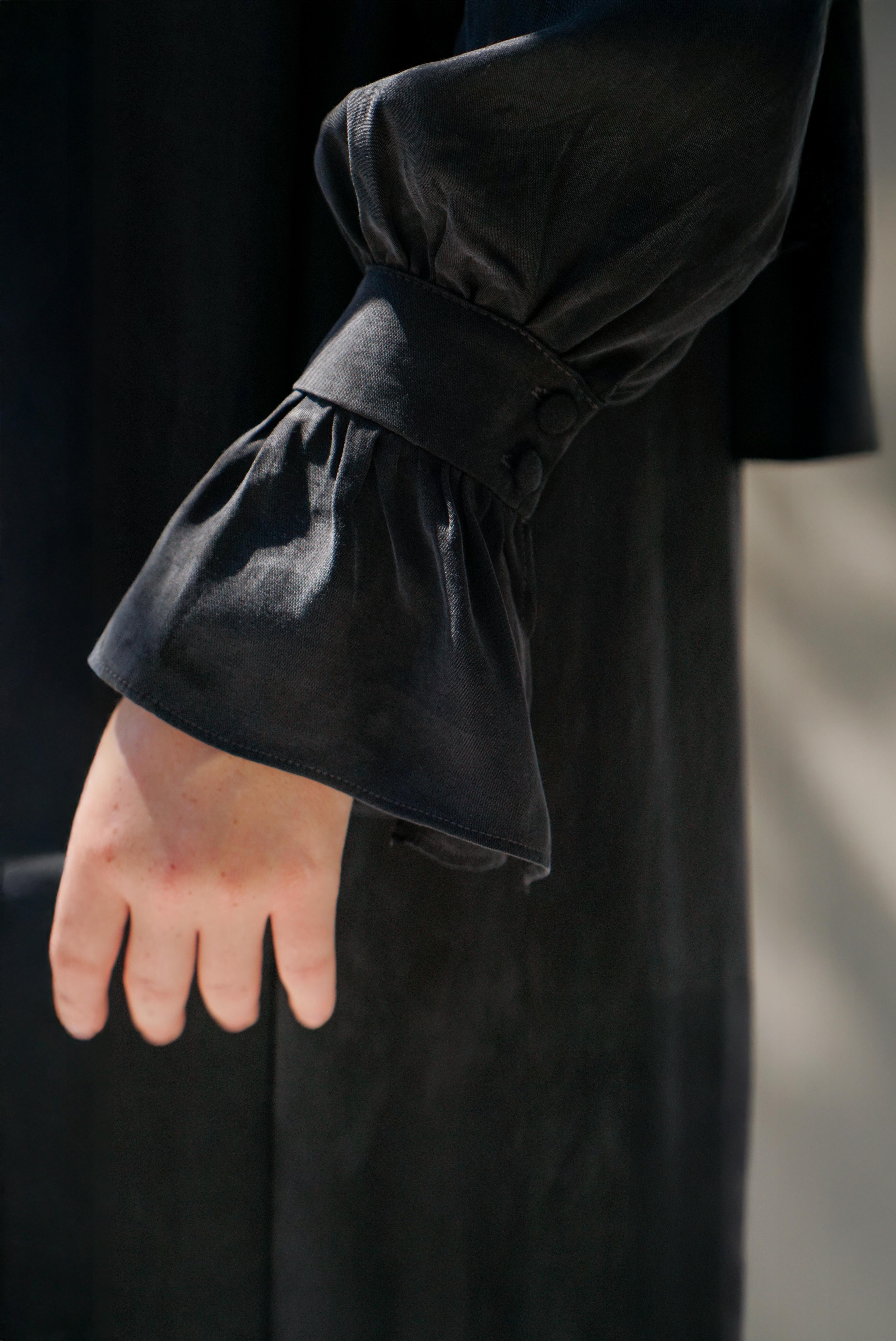 Sırt Büzgü Detaylı İpek Ferace/Abaya