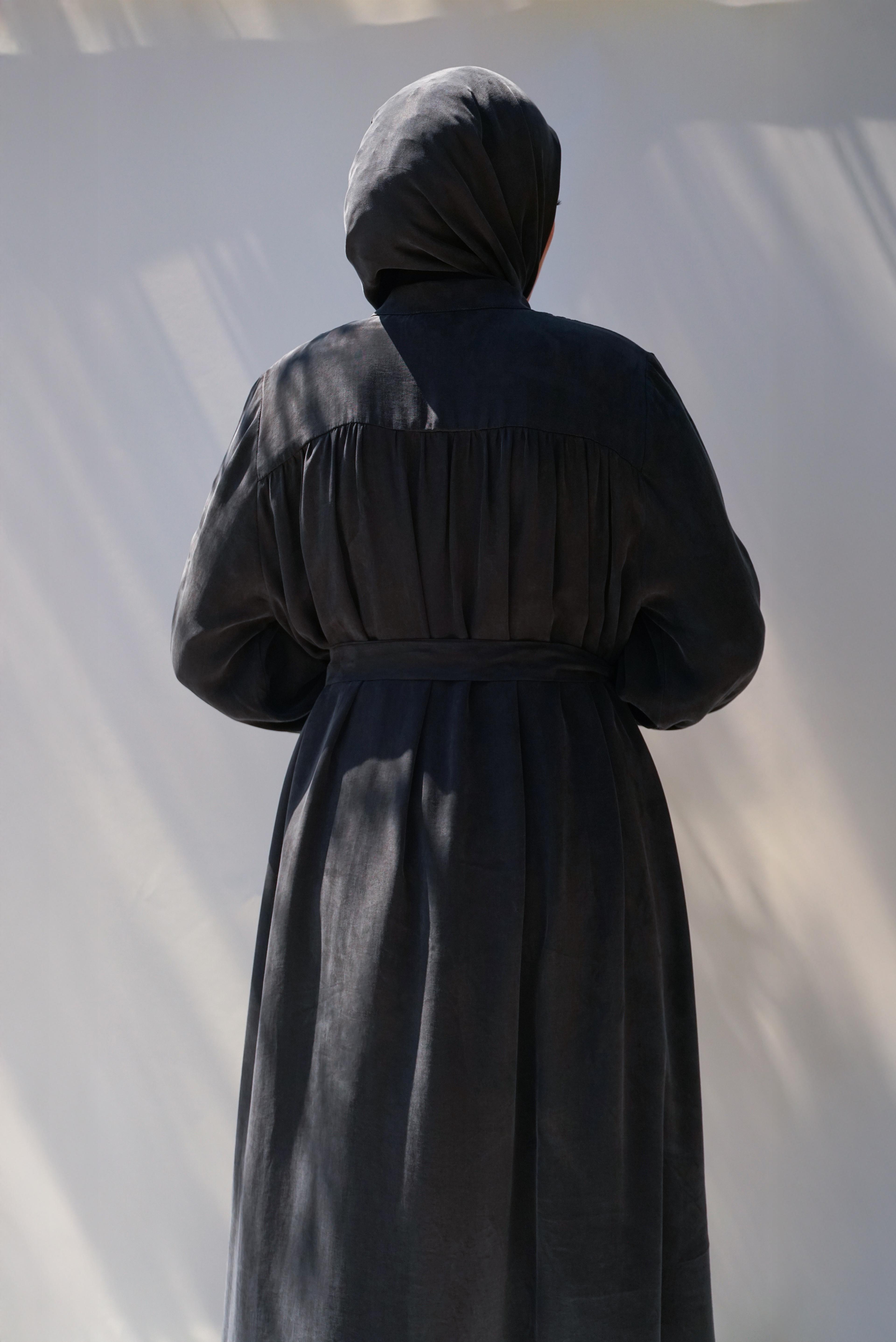 Sırt Büzgü Detaylı İpek Ferace/Abaya