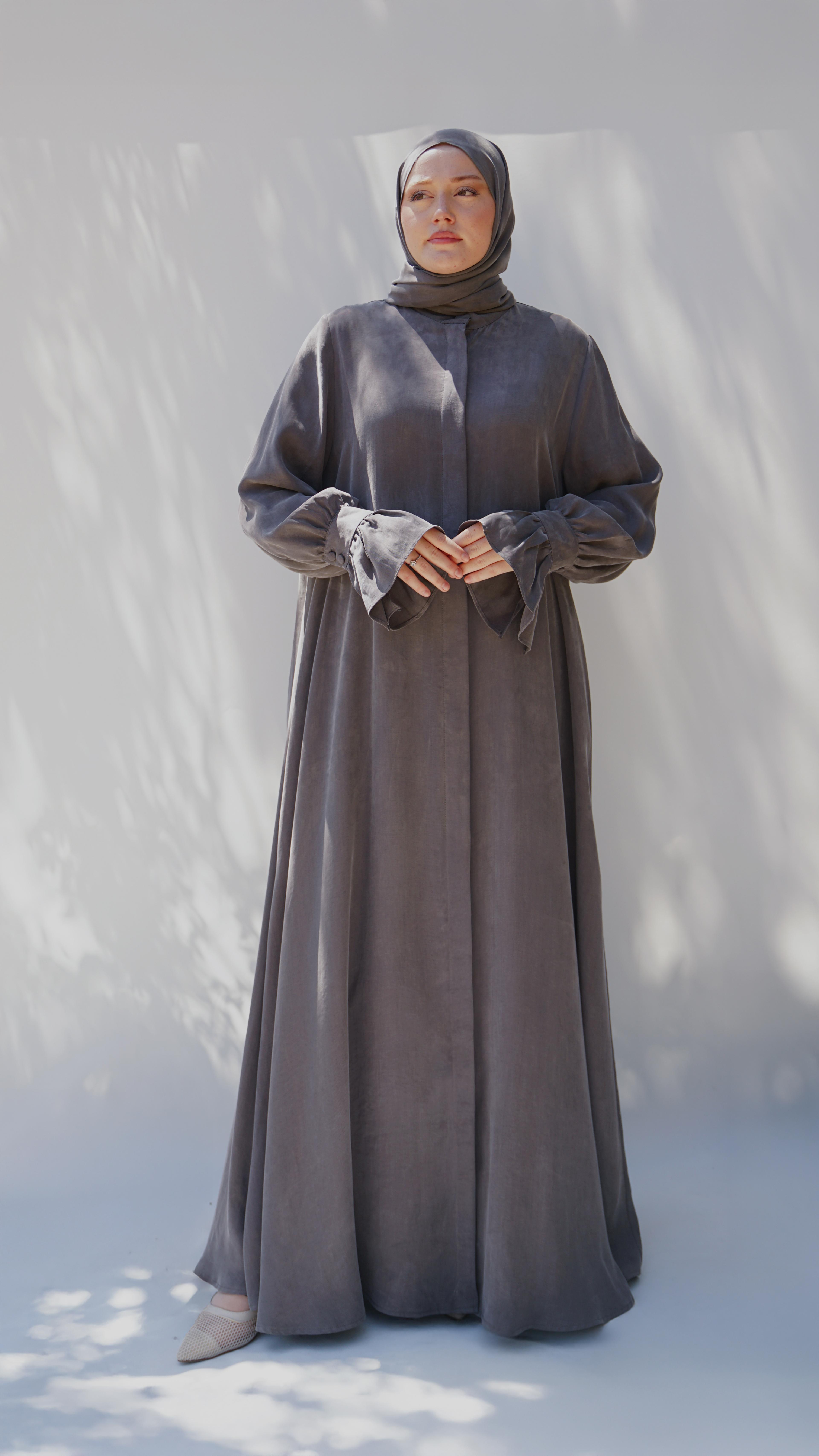 Sırt Büzgü Detaylı İpek Ferace/Abaya - GRİ