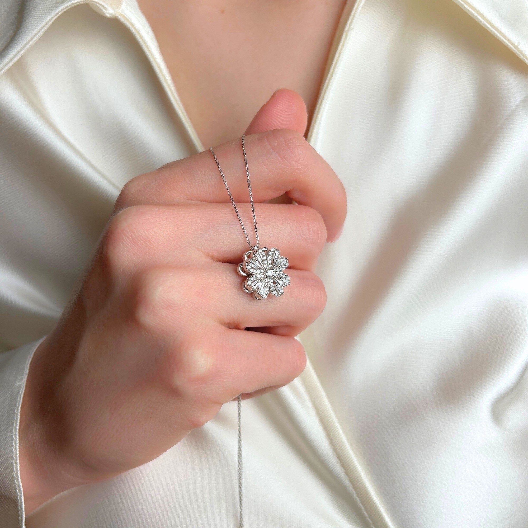 Dönen Crystal Bloom Kolye | 925 Gümüş