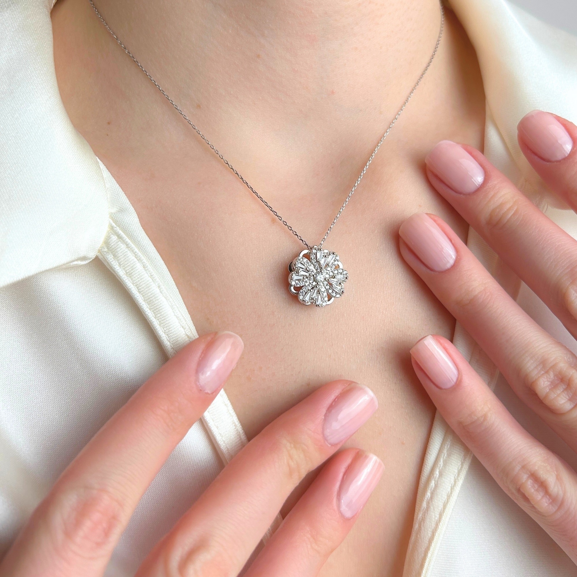 Dönen Crystal Bloom Kolye | 925 Gümüş