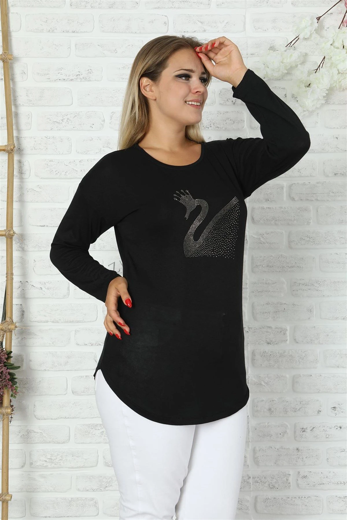 Uzun Kollu Kuğu Desenli Taşlı Büyük Beden Siyah Kazak