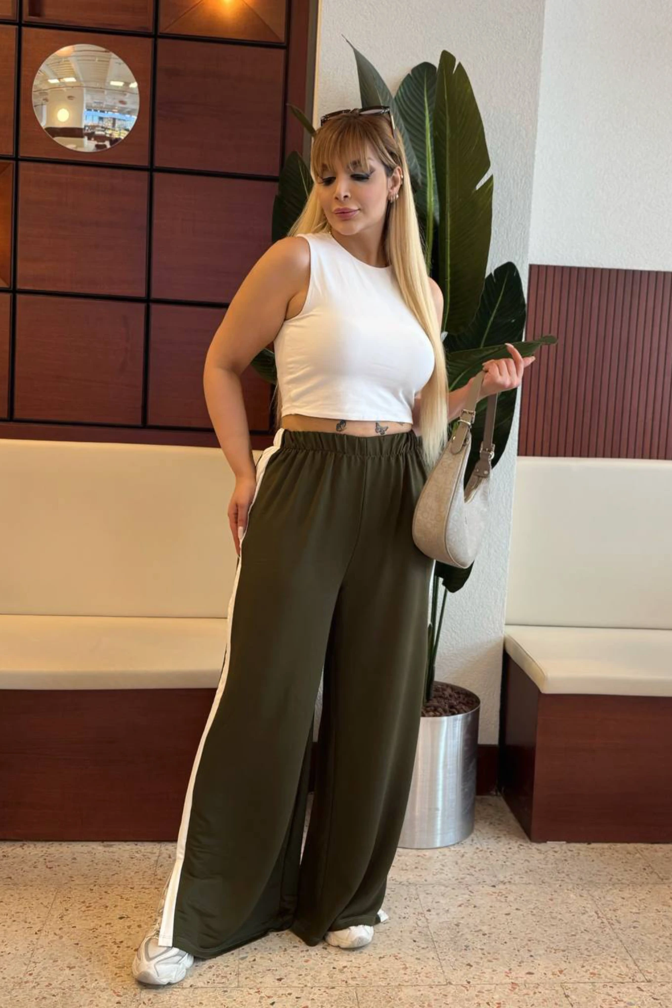 Beyaz Şerit Yırtmaç Detay Kristal Pantolon Yeşil