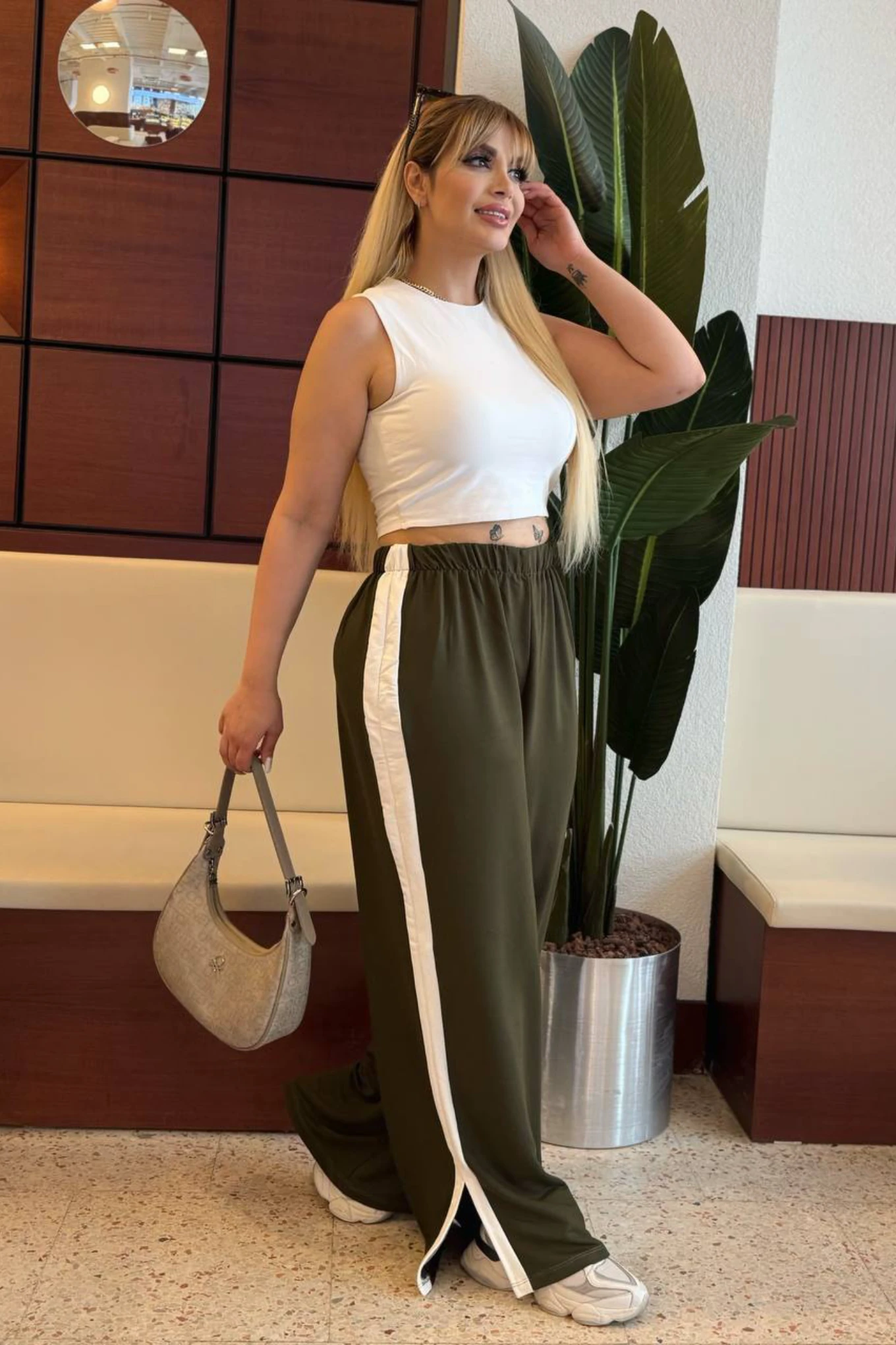 Beyaz Şerit Yırtmaç Detay Kristal Pantolon Yeşil