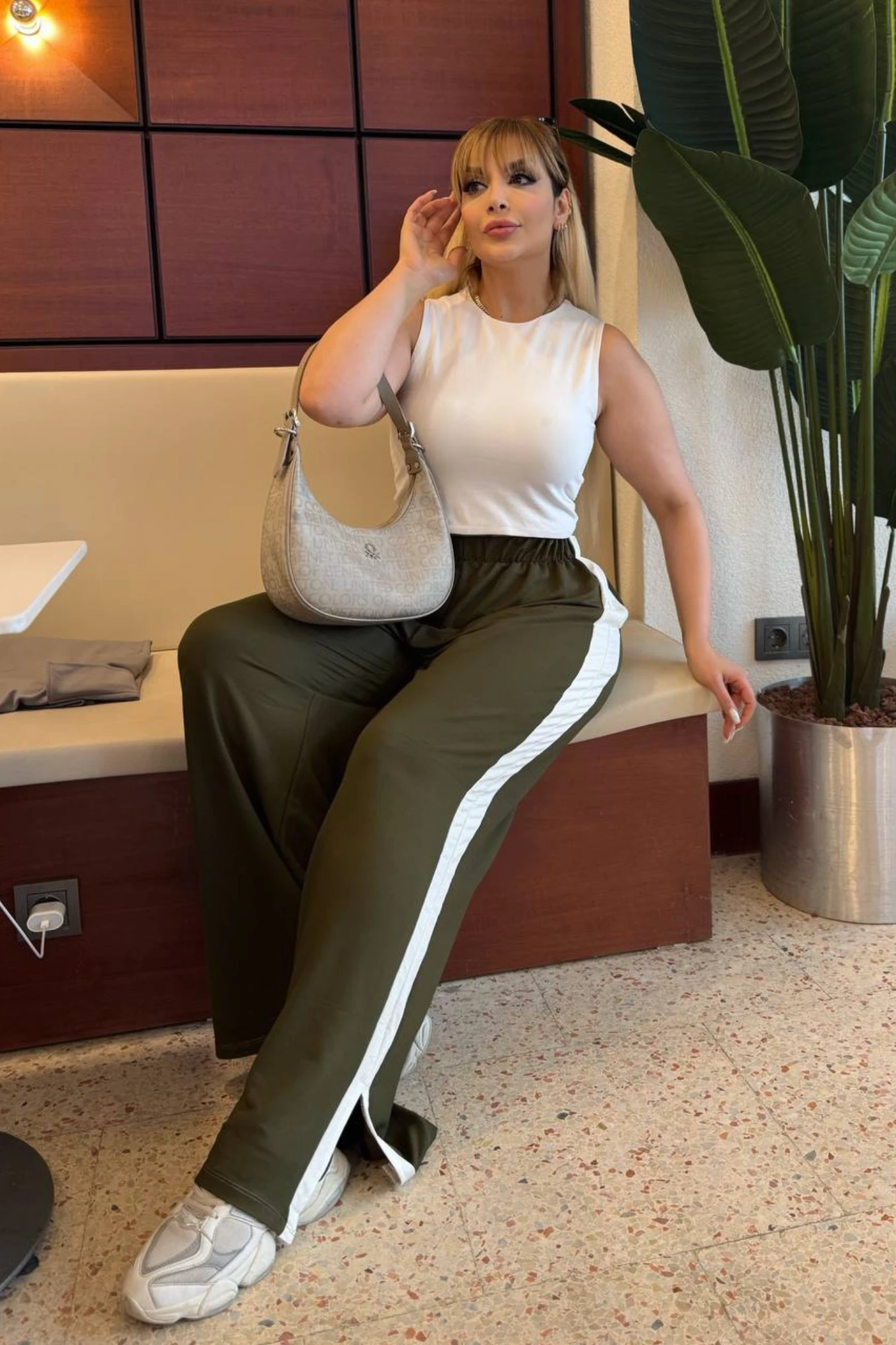 Beyaz Şerit Yırtmaç Detay Kristal Pantolon Yeşil