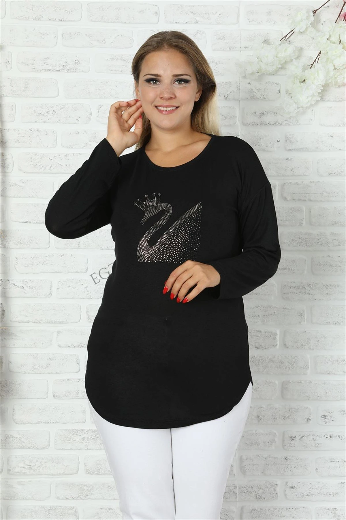 Uzun Kollu Kuğu Desenli Taşlı Büyük Beden Siyah Kazak