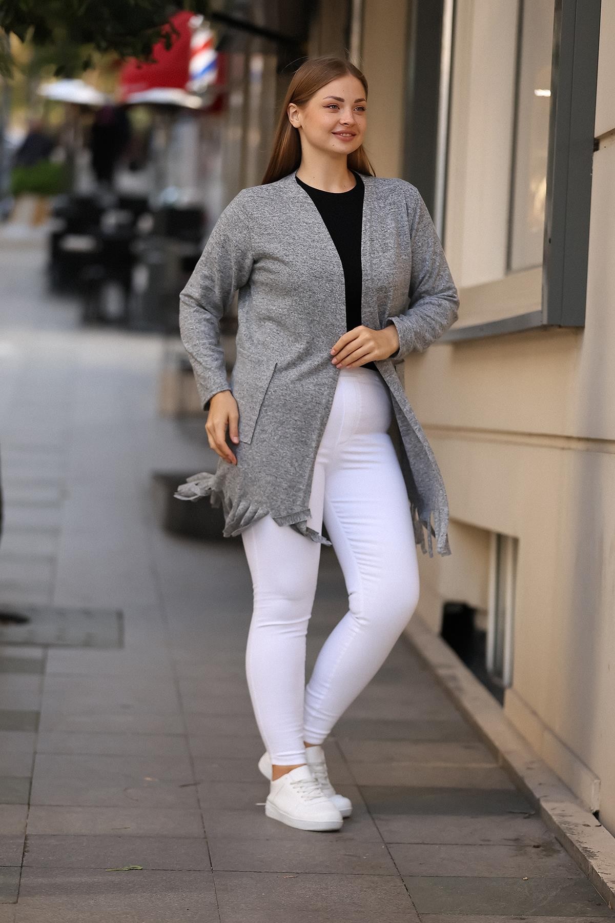 Püsküllü Cepli Gri Hırka