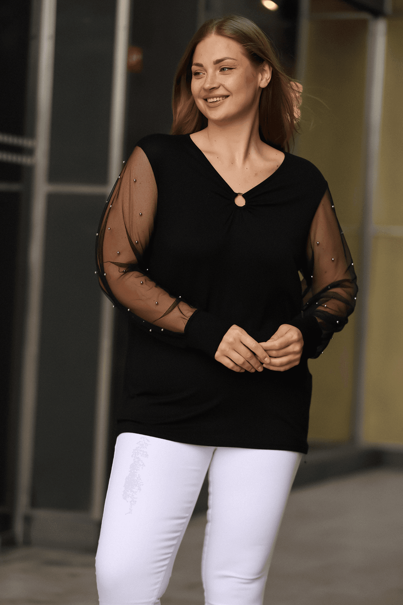 Kolları Tüllü İncili Büyük Beden Siyah Bluz