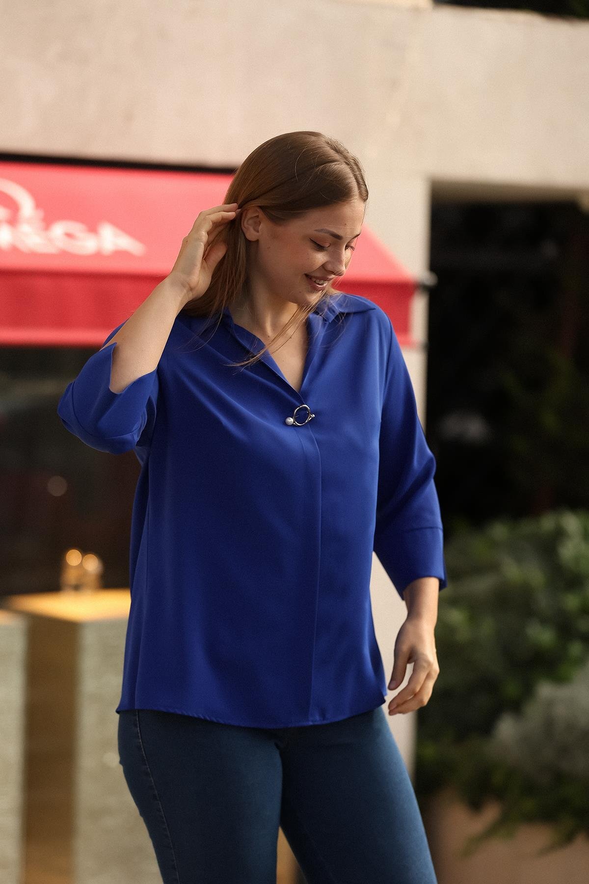 Polo Yaka Broşlu Fakir Kol Düğmesiz Abiye Bluz Pudra