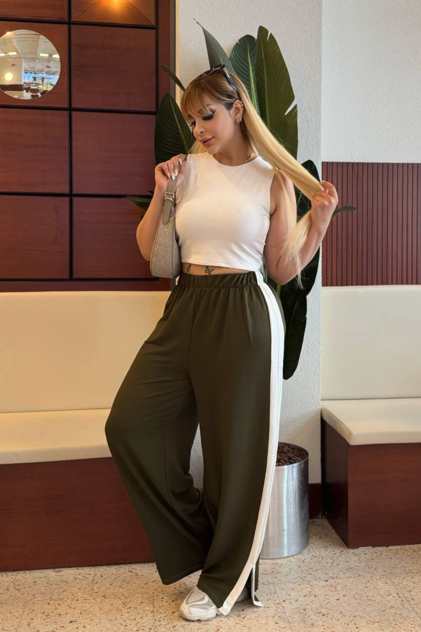 Beyaz Şerit Yırtmaç Detay Kristal Pantolon Yeşil