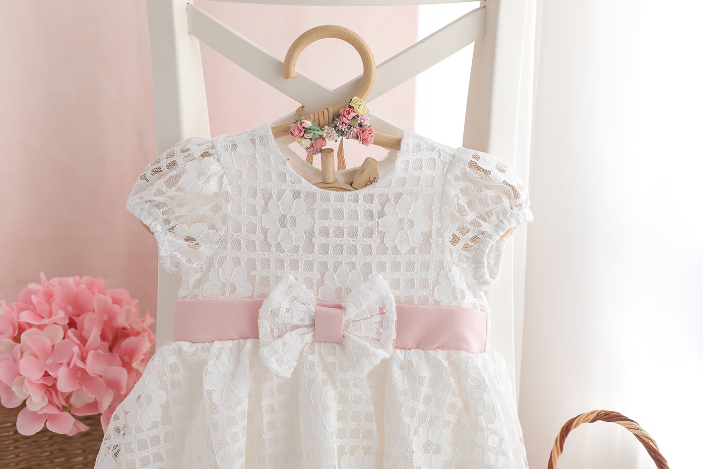 Perla - Beyaz Dantel Kız Bebek Elbisesi – Pembe Kurdele Detaylı Özel Gün Elbisesi
