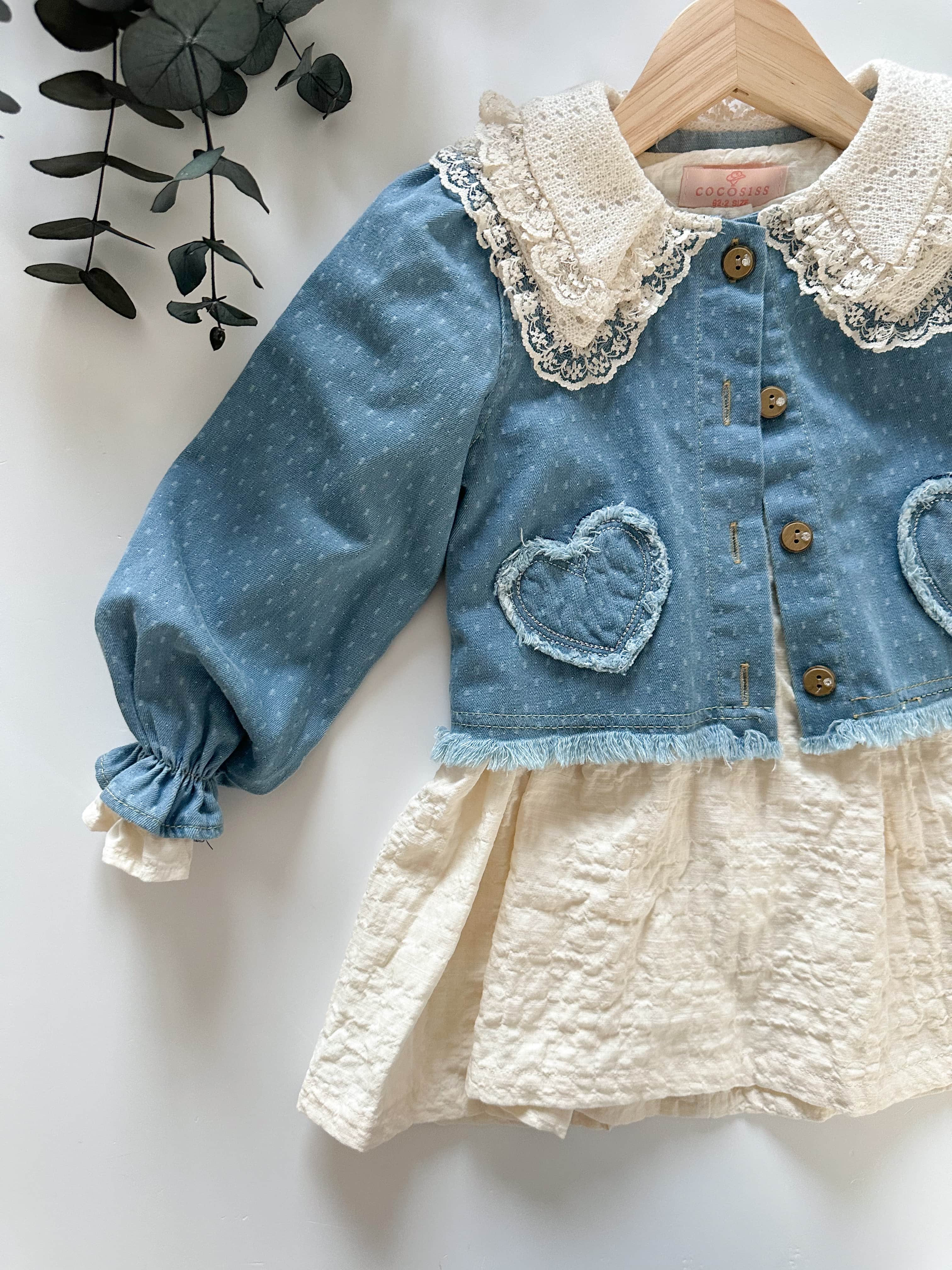 Kız Çocuk Denim Ceket Detaylı Elbise – Dantel Yaka ve Kalp Cep Tasarımlı (1-5 Yaş)