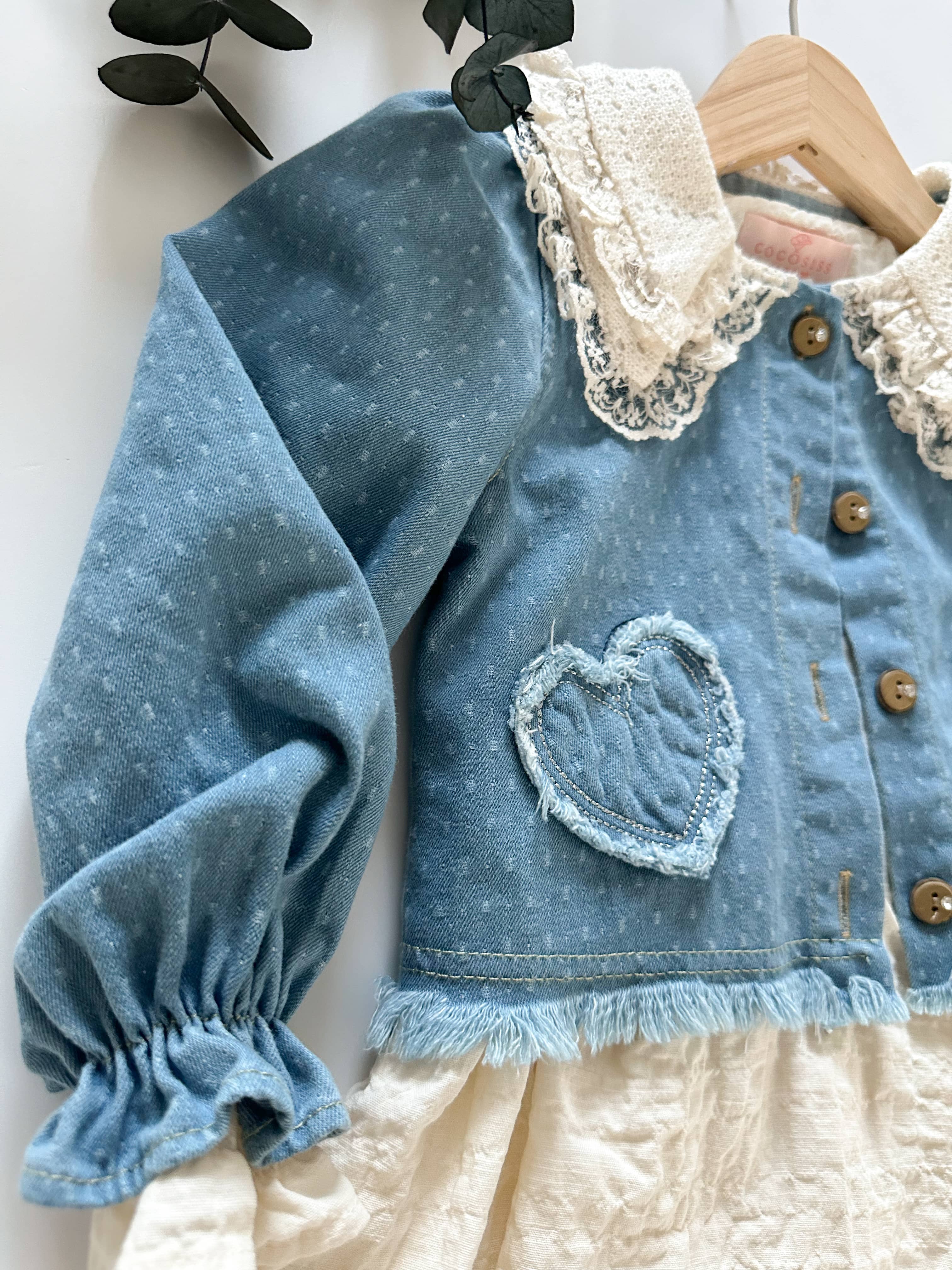 Kız Çocuk Denim Ceket Detaylı Elbise – Dantel Yaka ve Kalp Cep Tasarımlı (1-5 Yaş)