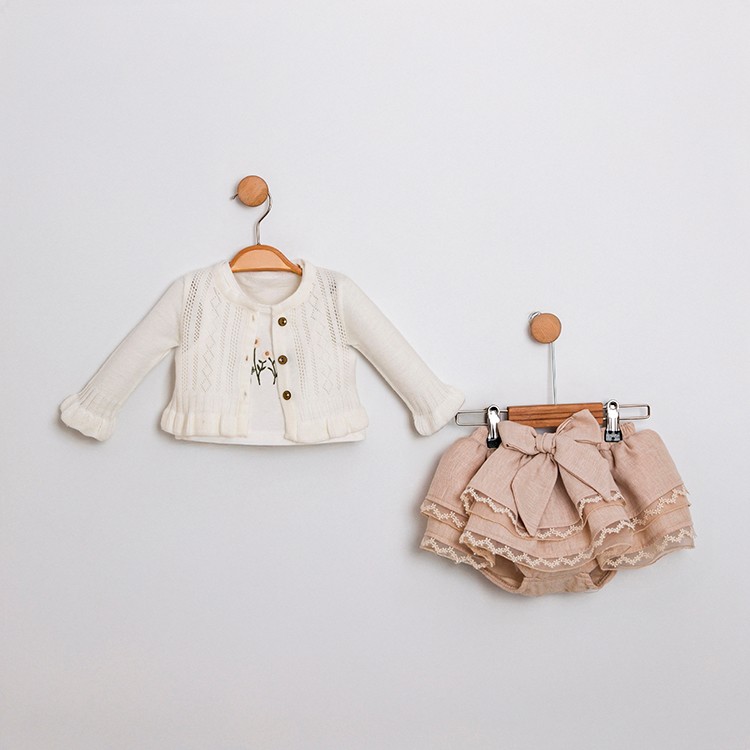 Kız Bebek 3’lü Set  Ajurlu Triko Hırka + Kolsuz Nakışlı T-Shirt + Dantel Kenarlı Kat Kat Şort-Etek (Fiyonk Detaylı)