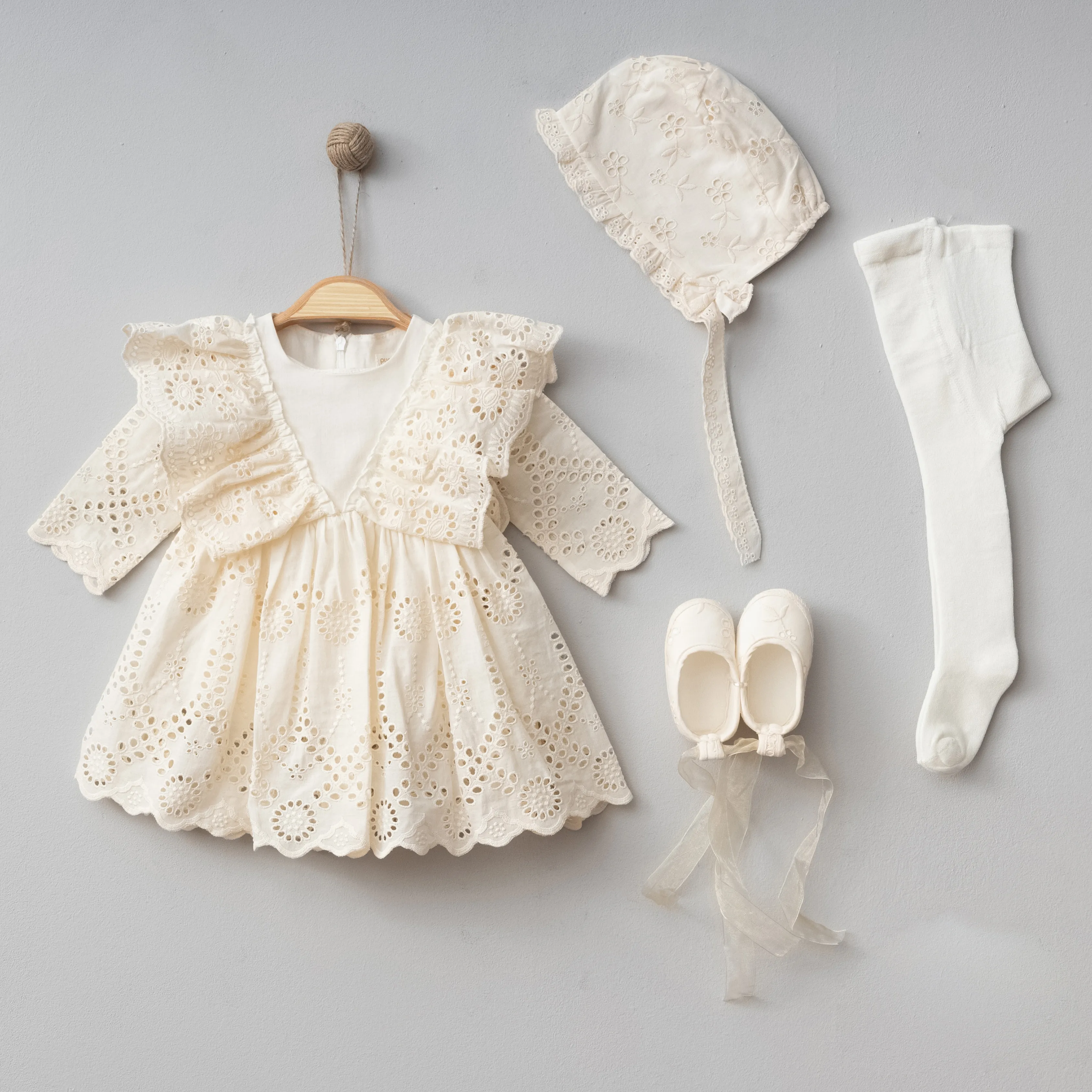 Kız Bebek Broderie Mevlüt Elbisesi Takımı – 0-3 Ay & 3-6 Ay | Dantelli Bone + Çorap + Patik 4’lü Set | Doğal Krem