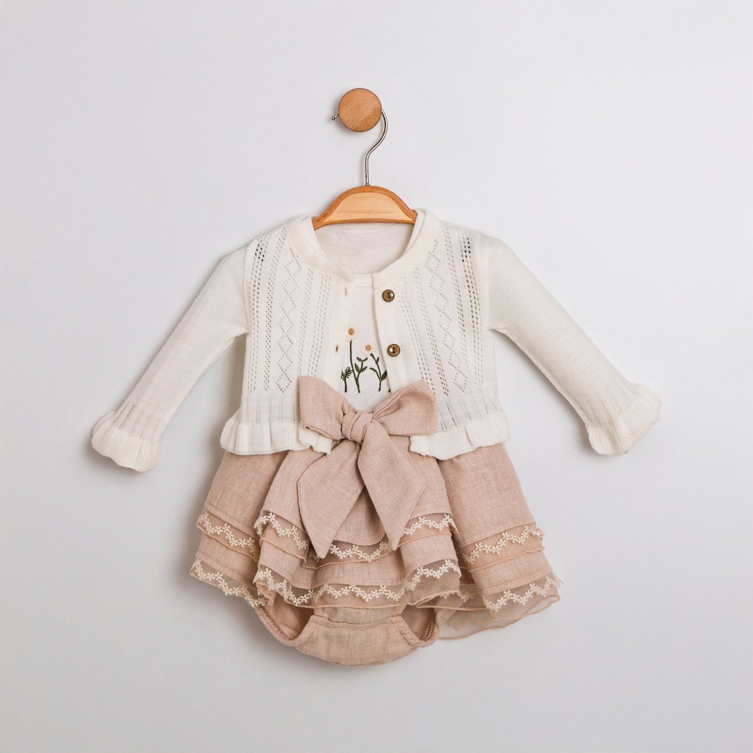 Kız Bebek 3’lü Set  Ajurlu Triko Hırka + Kolsuz Nakışlı T-Shirt + Dantel Kenarlı Kat Kat Şort-Etek (Fiyonk Detaylı)
