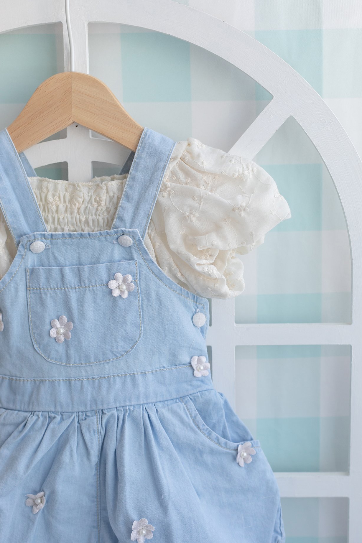 🌼 Nakışlı Bluz & Çiçek Aplikeli Tulum 2’li Kız Bebek Takımı 