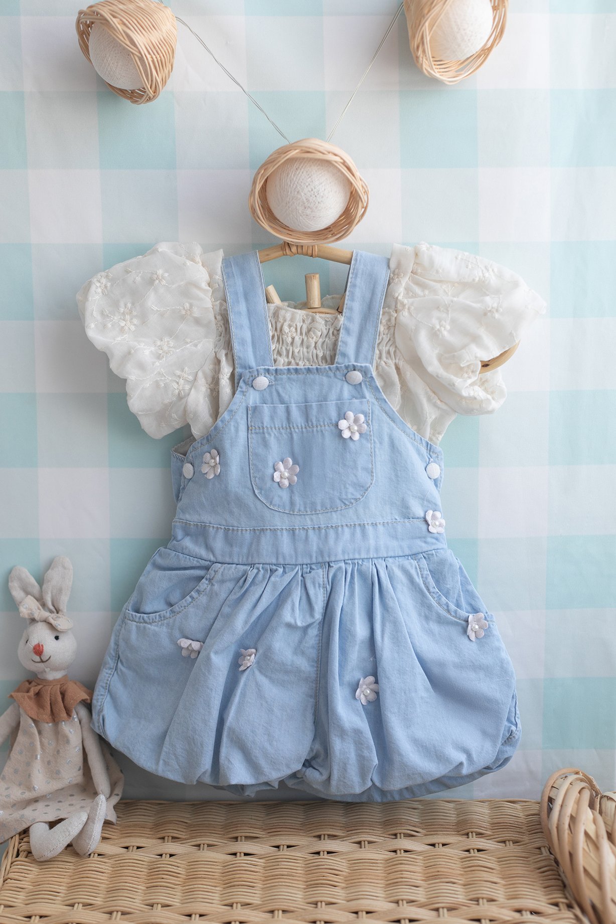 🌼 Nakışlı Bluz & Çiçek Aplikeli Tulum 2’li Kız Bebek Takımı 