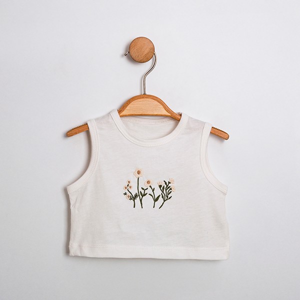 Kız Bebek 3’lü Set  Ajurlu Triko Hırka + Kolsuz Nakışlı T-Shirt + Dantel Kenarlı Kat Kat Şort-Etek (Fiyonk Detaylı)