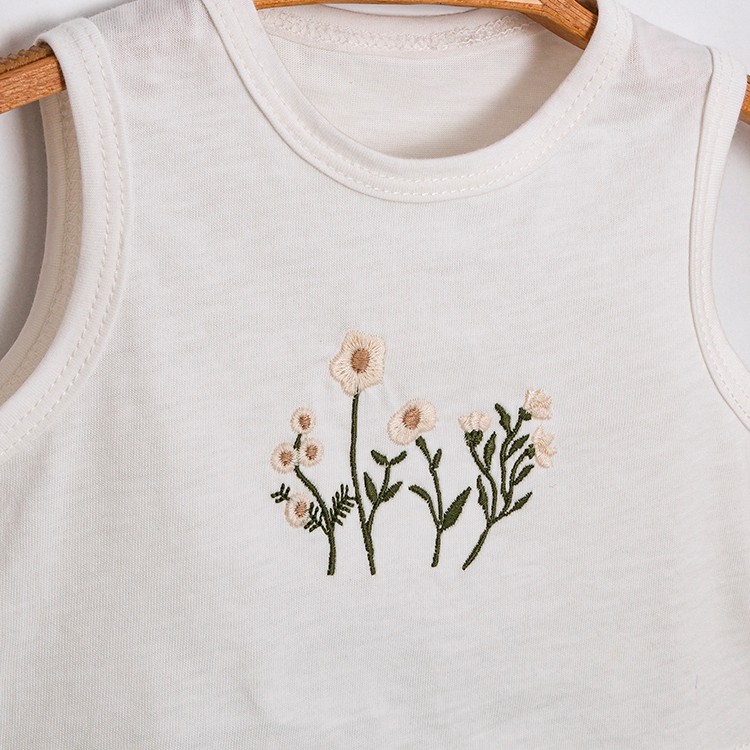 Kız Bebek 3’lü Set  Ajurlu Triko Hırka + Kolsuz Nakışlı T-Shirt + Dantel Kenarlı Kat Kat Şort-Etek (Fiyonk Detaylı)