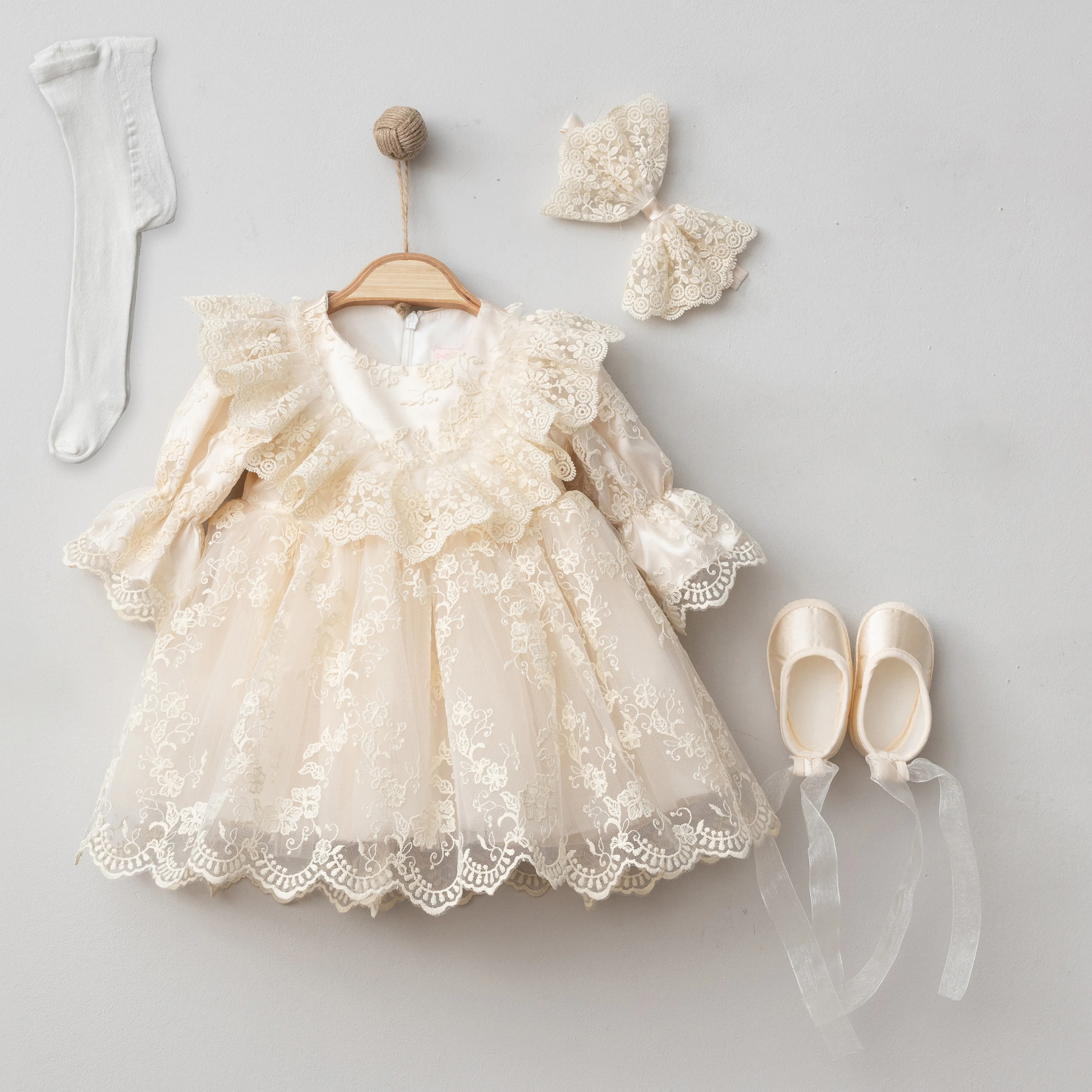 Kız Bebek Krem Dantel Mevlüt Seti 0-3 Ay & 3-6 Ay | Toka + Patik + Çorap 4’lü Set | Özel Gün – Fotoğraf Çekimi