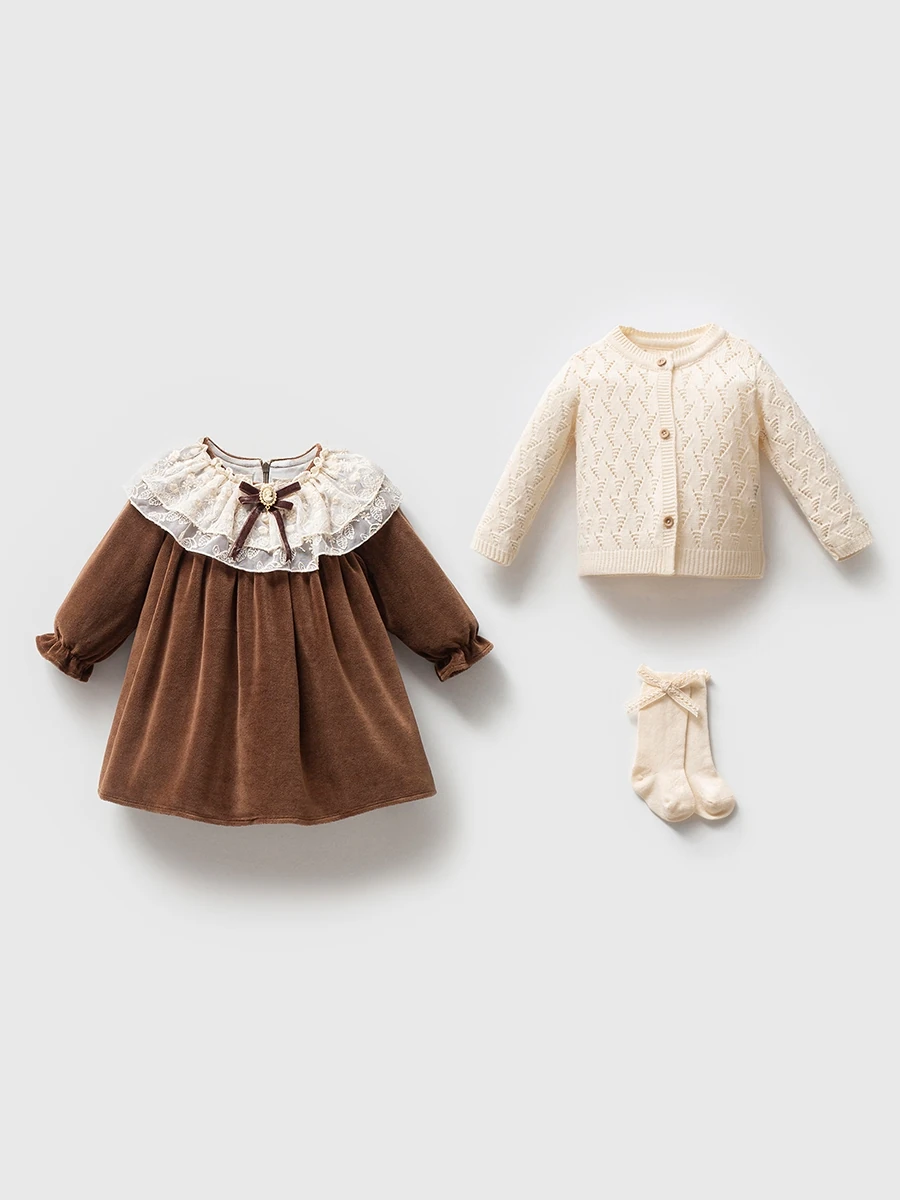 Kadife Elbise, Ajurlu Hırka ve Fiyonklu Çoraptan Oluşan 3’lü Bebek Kız Kombin Seti -3-6 Ay – Kutulu Özel Paket