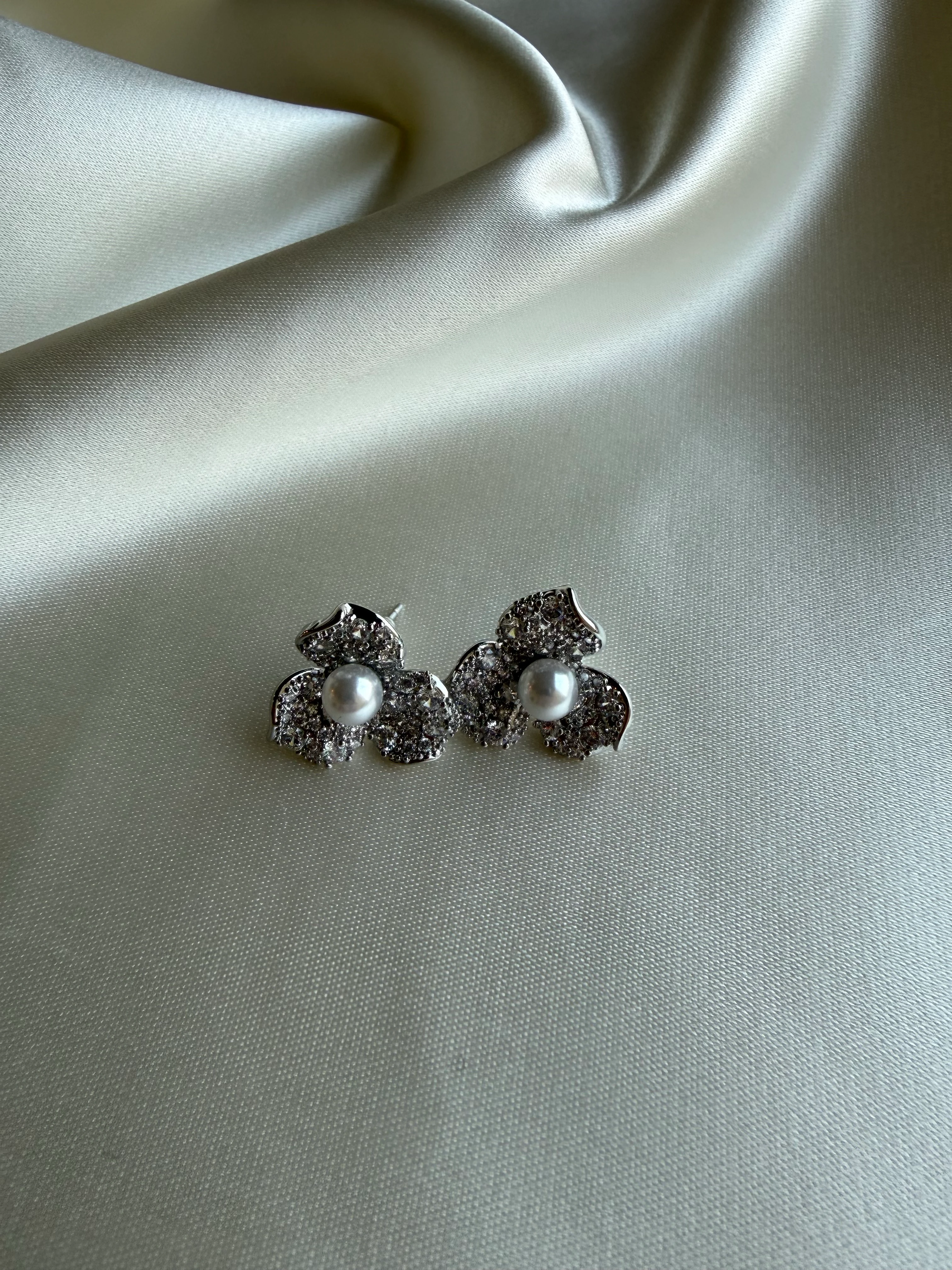 Kristal Çiçekli İnci Küpe