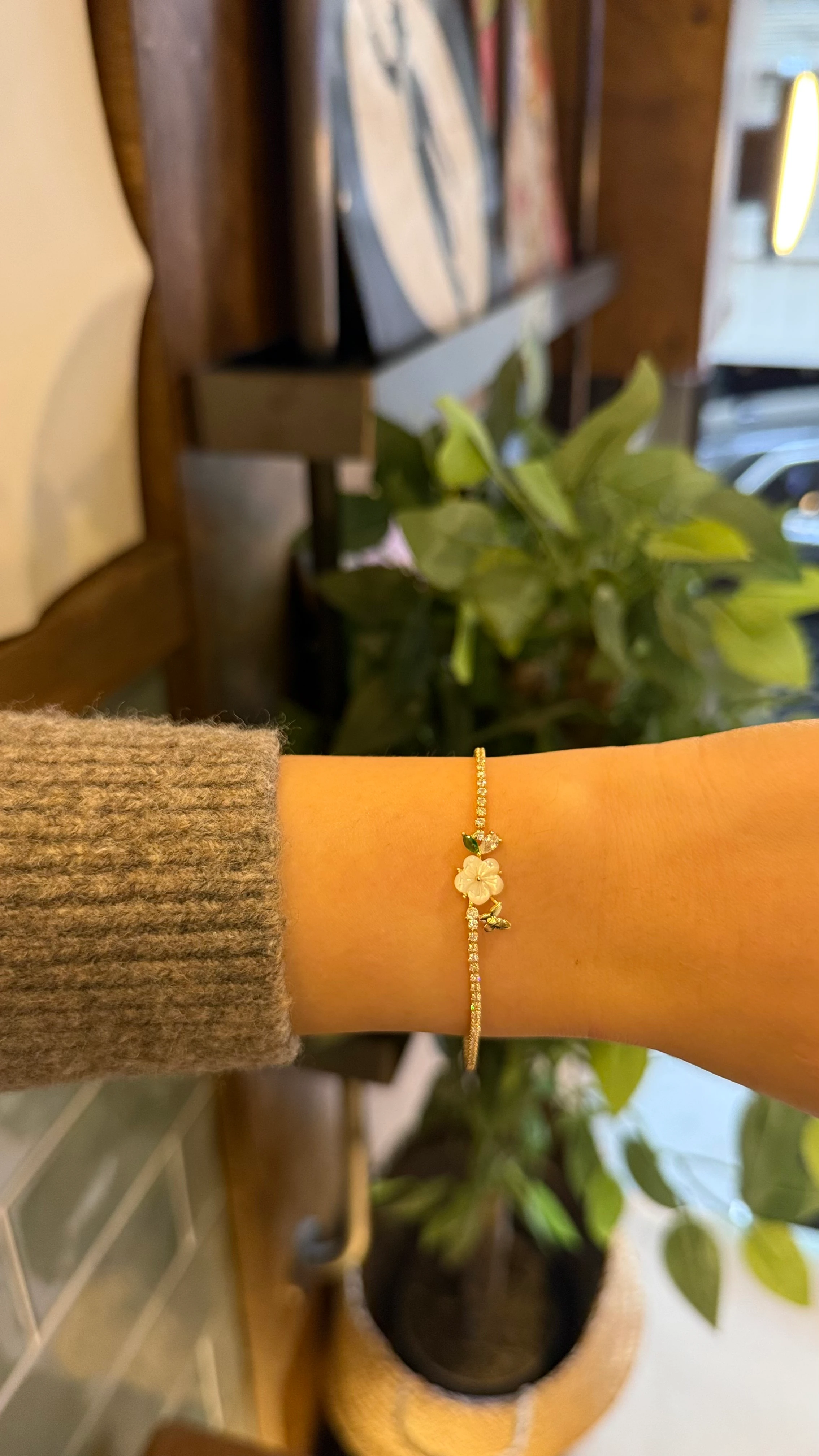 Çiçek Detaylı Zarif Taşlı Bileklik