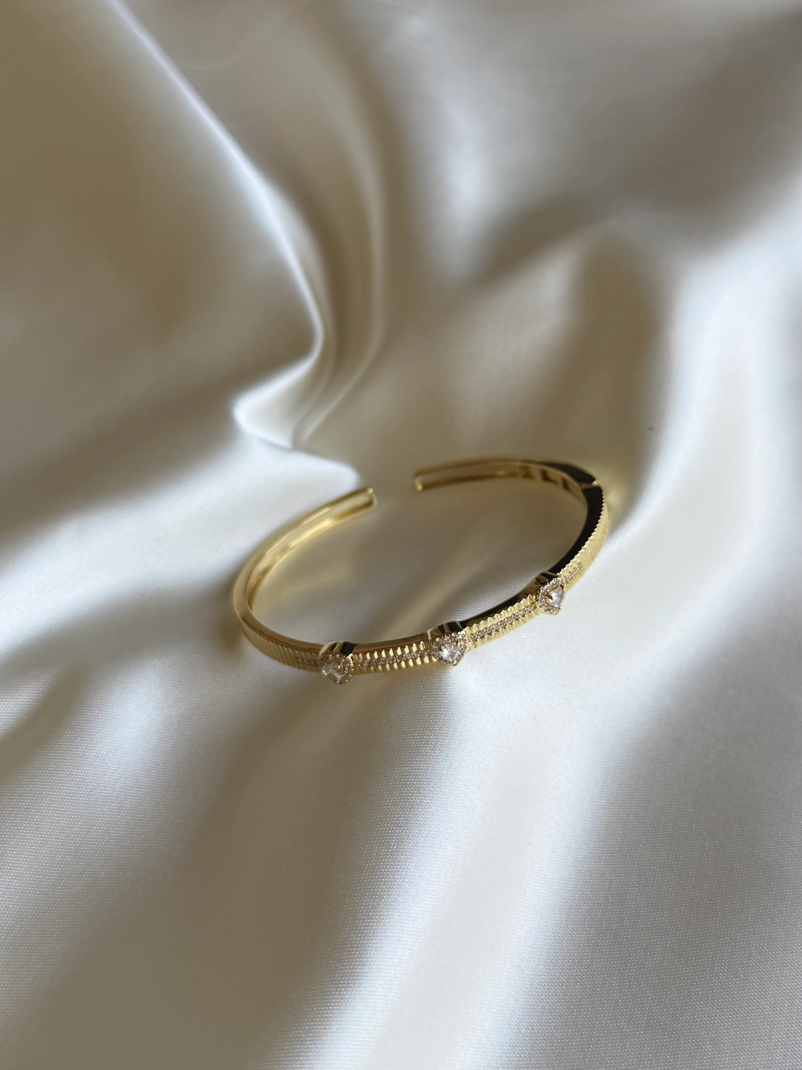 Işıltılı Üç Kalp Taşlı Bilezik