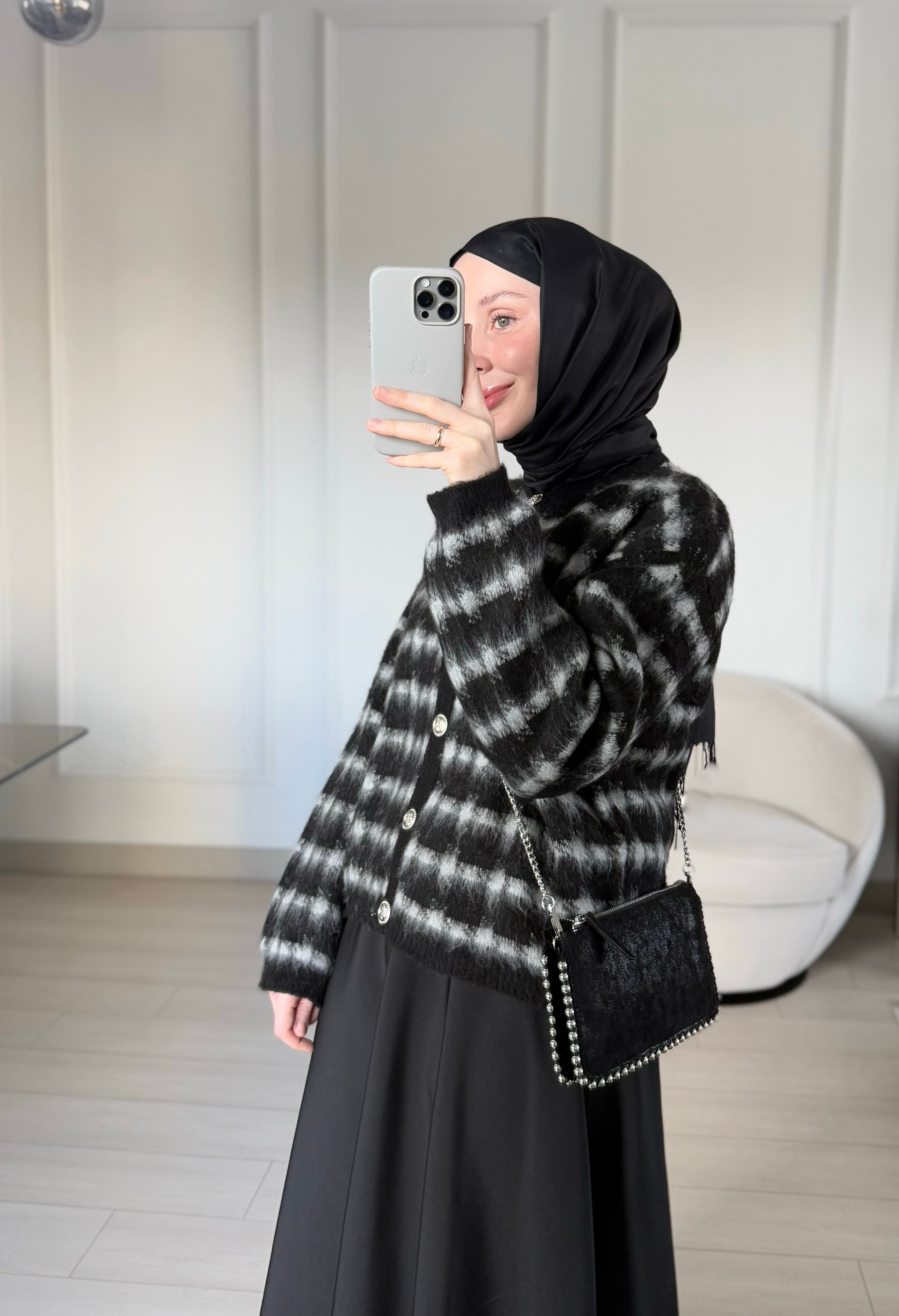 Gümüş Düğmeli Siyah Hırka 