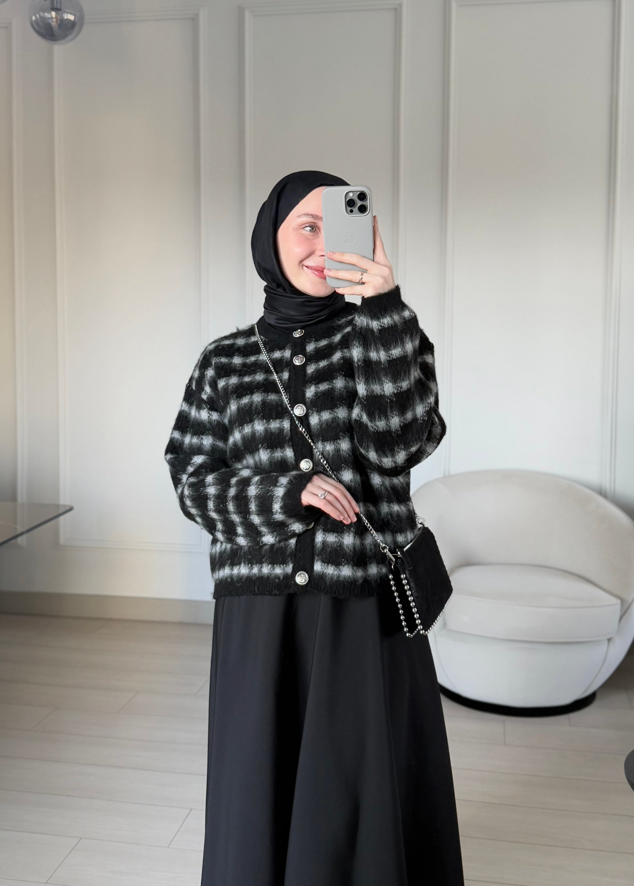 Gümüş Düğmeli Siyah Hırka 