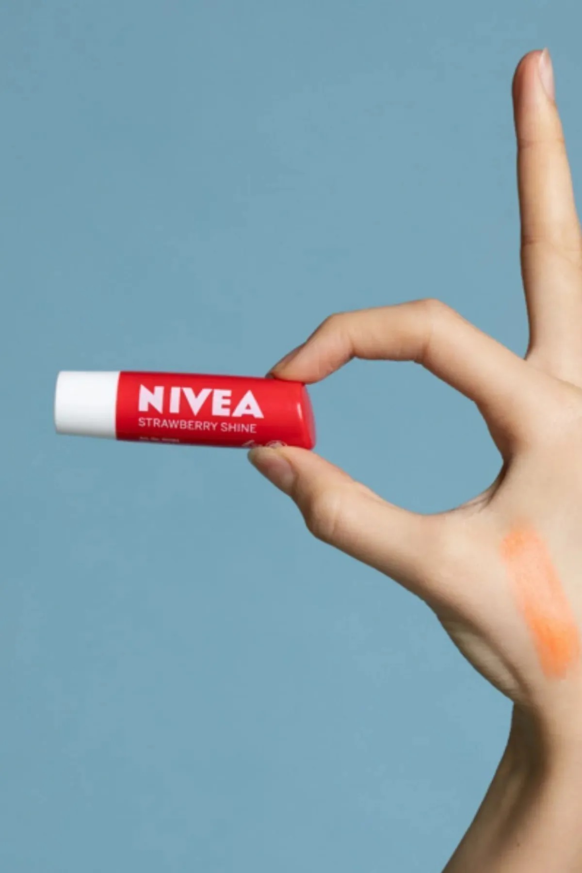NIVEA STRAW BERRY SHİNE DUDAK KREMİ