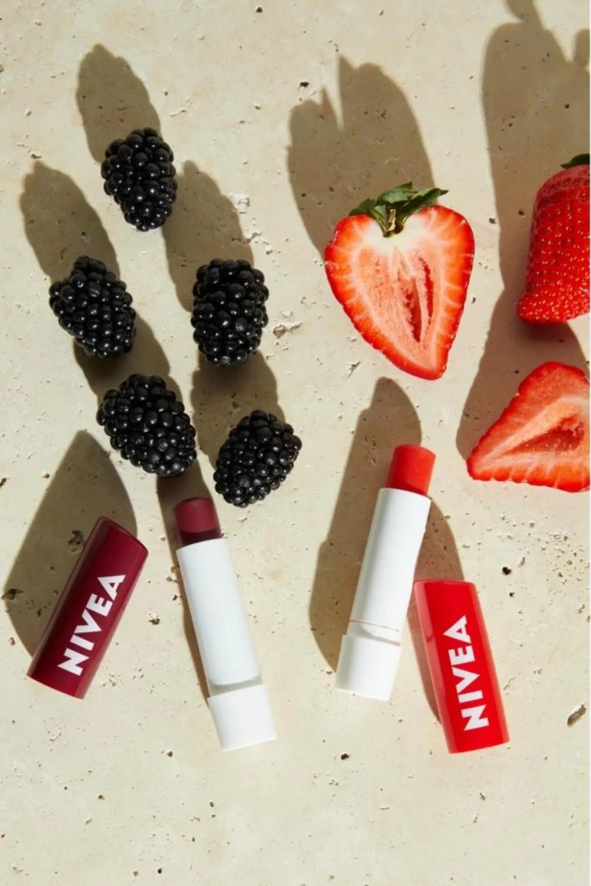 NIVEA BLACK BERRY SHİNE DUDAK BAKIM KREMİ