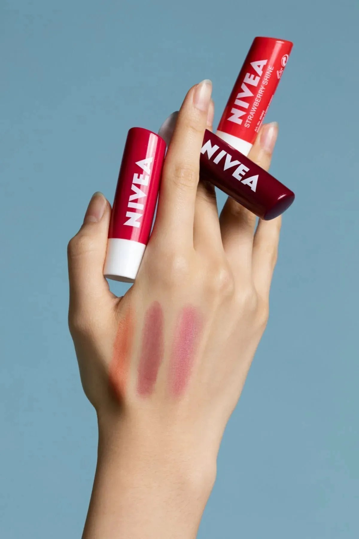 NIVEA STRAW BERRY SHİNE DUDAK KREMİ