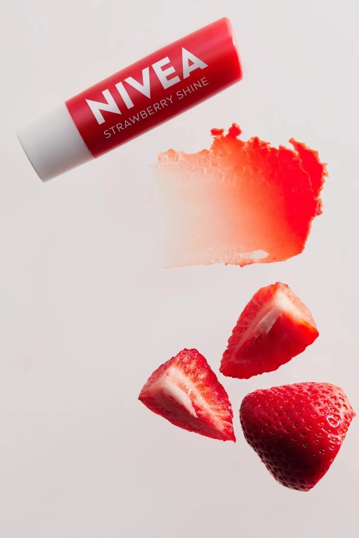 NIVEA STRAW BERRY SHİNE DUDAK KREMİ