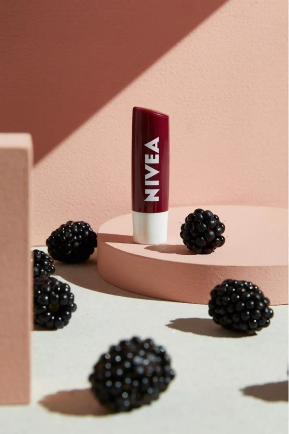 NIVEA BLACK BERRY SHİNE DUDAK BAKIM KREMİ