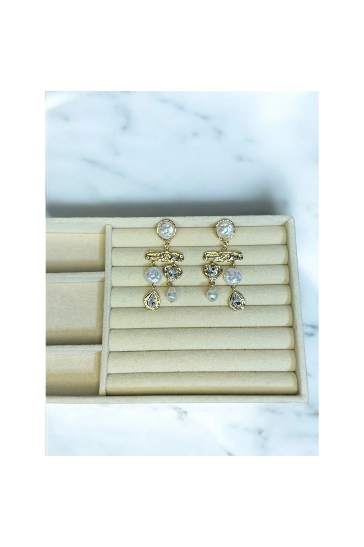 Tatlı Su İnci Detaylı Kalpli Zirkon Taşlı Uzun Küpe