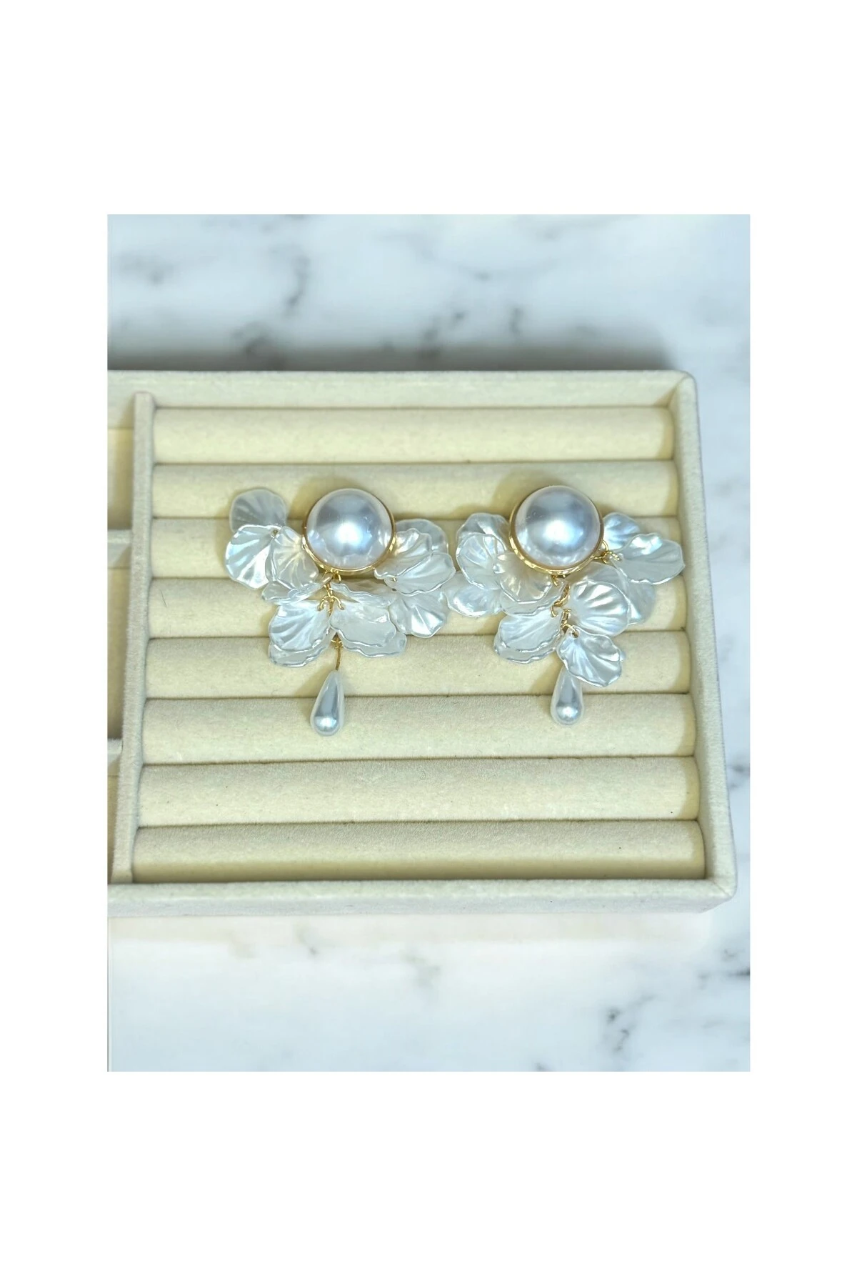 Büyük İnci Detaylı Sedef Yapraklı Uzun Küpe