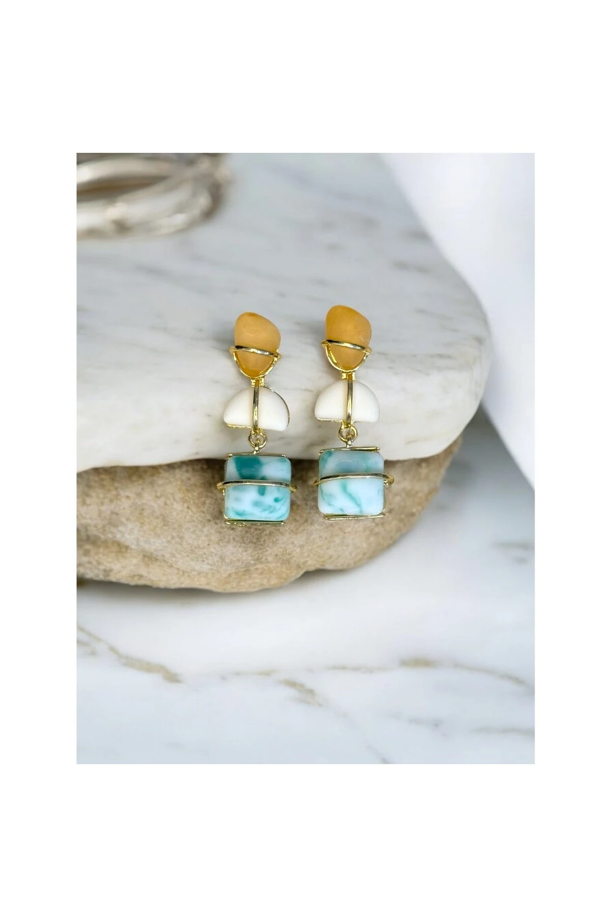 Taş Detaylı Asimetrik Üçlü Küpe