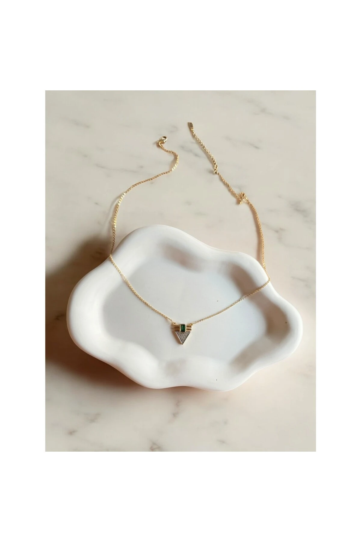 Üçgen Zümrüt Zirkon Taşlı Leyla Kolye