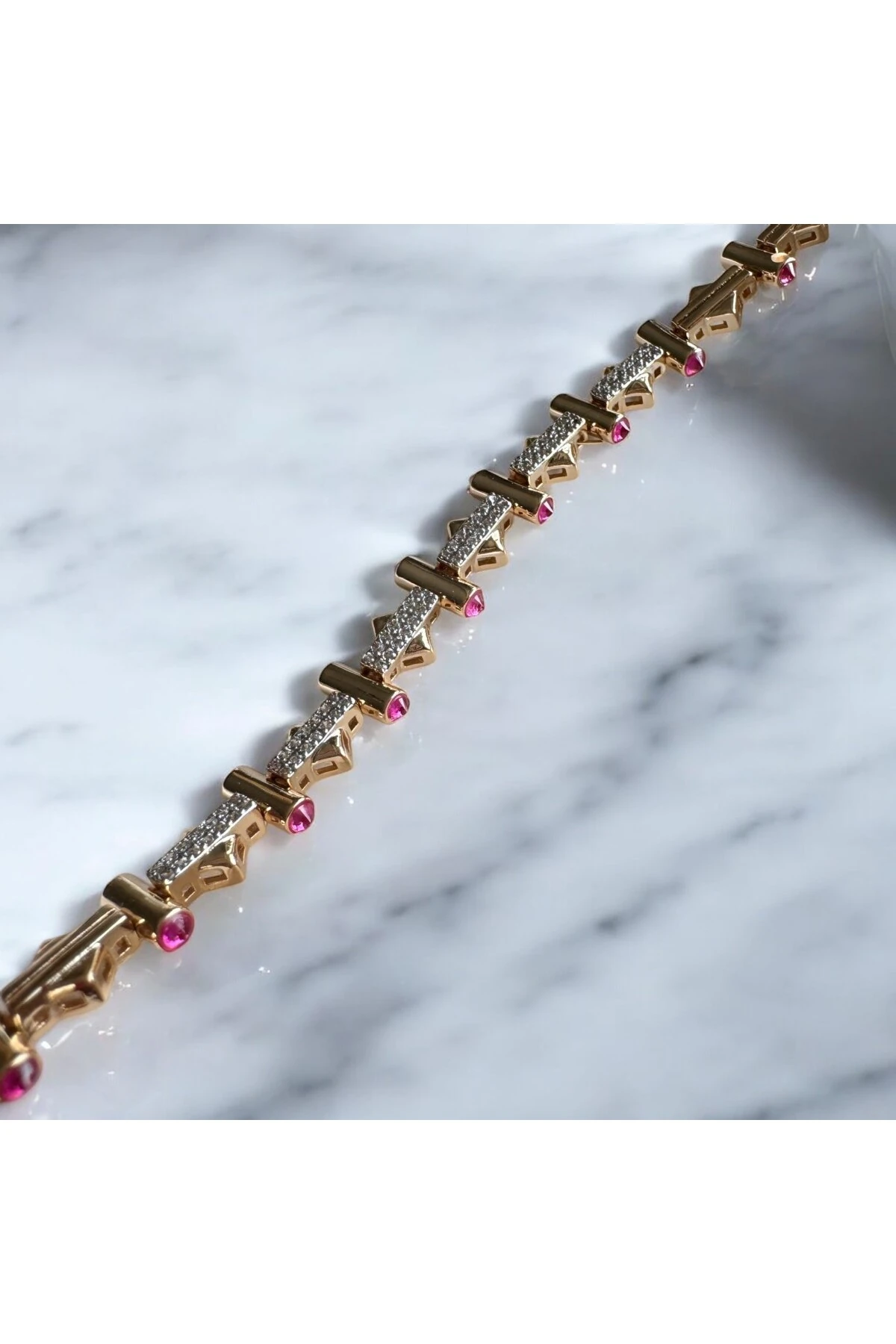 Yakut Kristal ve Baget Taşlı Sofistique M Bileklik