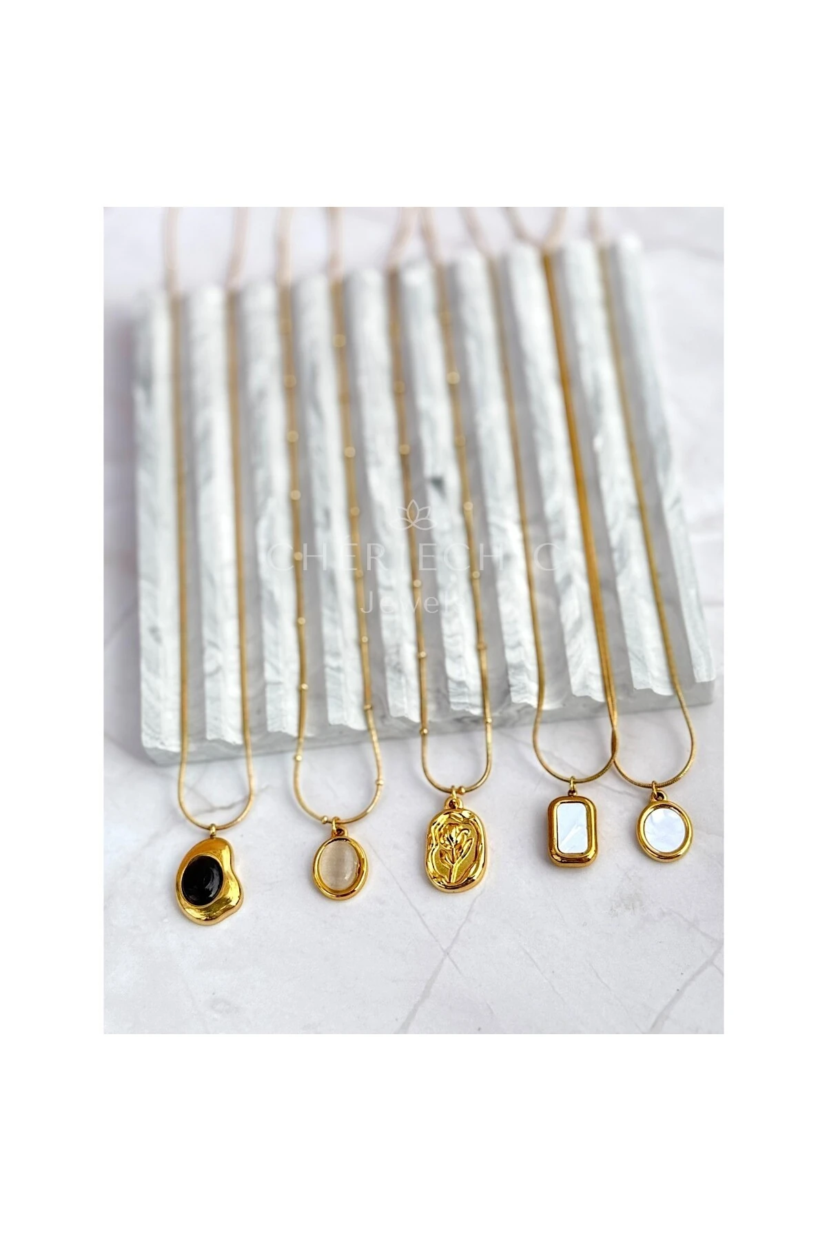 Asimetrik Gül Form Dorika Zincir Çelik Kolye