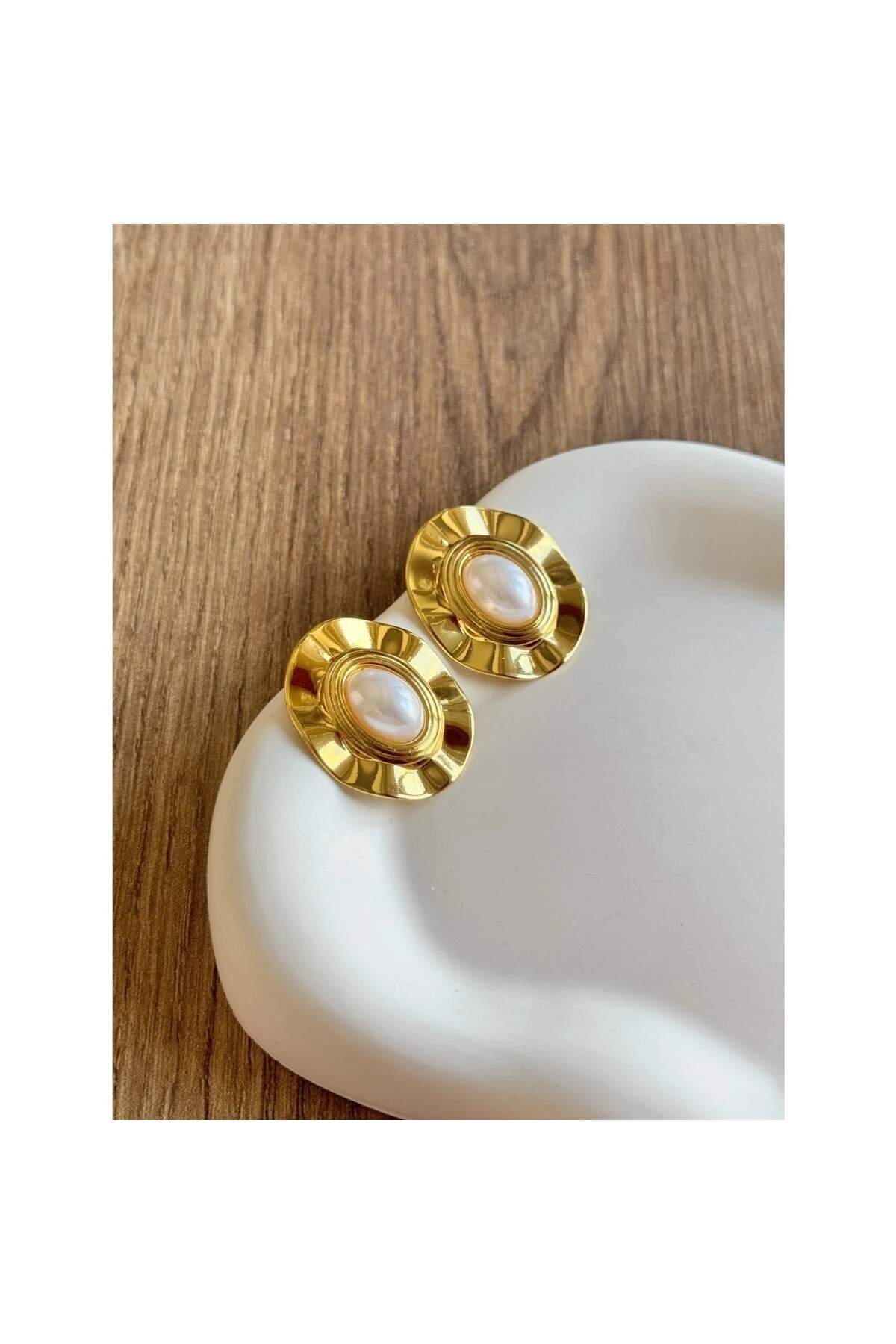 Büyük İnci Detaylı Oval Çelik Küpe